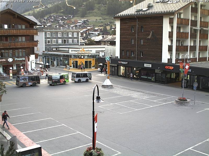 Archiv Foto Webcam Zermatt Bahnhofplatz