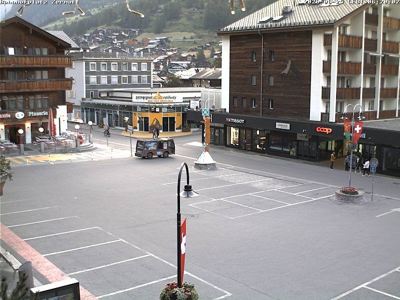 Archiv Foto Webcam Zermatt Bahnhofplatz