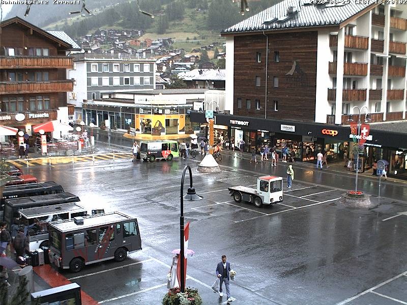 Archiv Foto Webcam Zermatt Bahnhofplatz