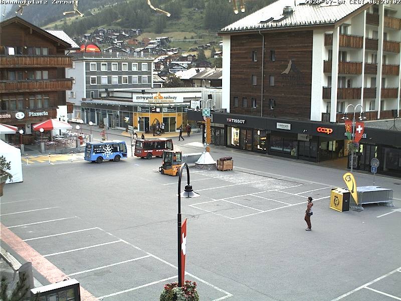 Archiv Foto Webcam Zermatt Bahnhofplatz