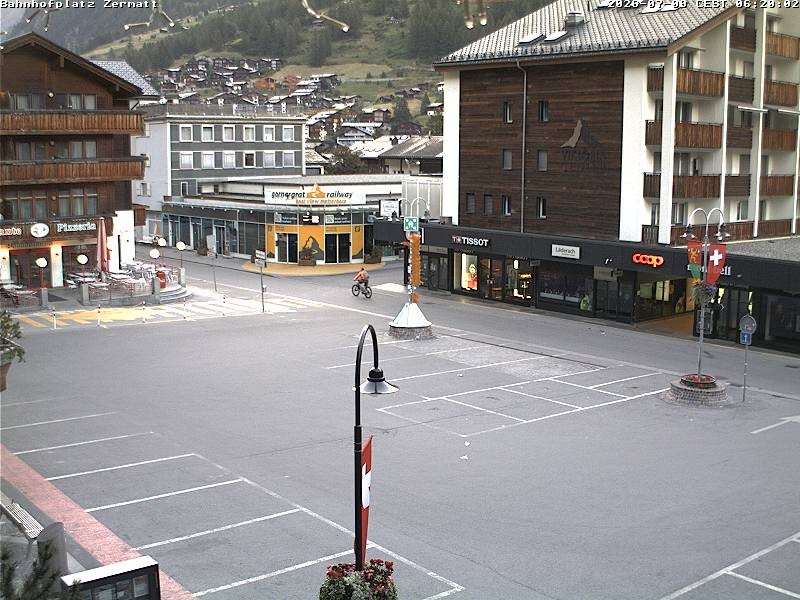Archiv Foto Webcam Zermatt Bahnhofplatz