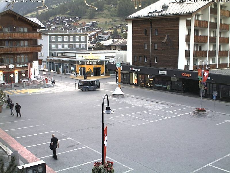 Archiv Foto Webcam Zermatt Bahnhofplatz