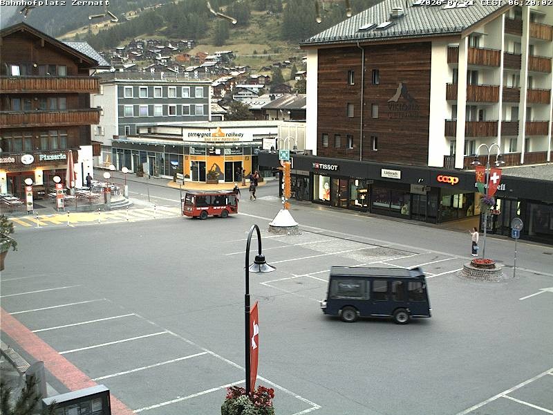 Archiv Foto Webcam Zermatt Bahnhofplatz