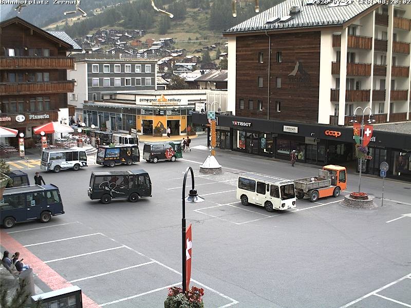 Archiv Foto Webcam Zermatt Bahnhofplatz