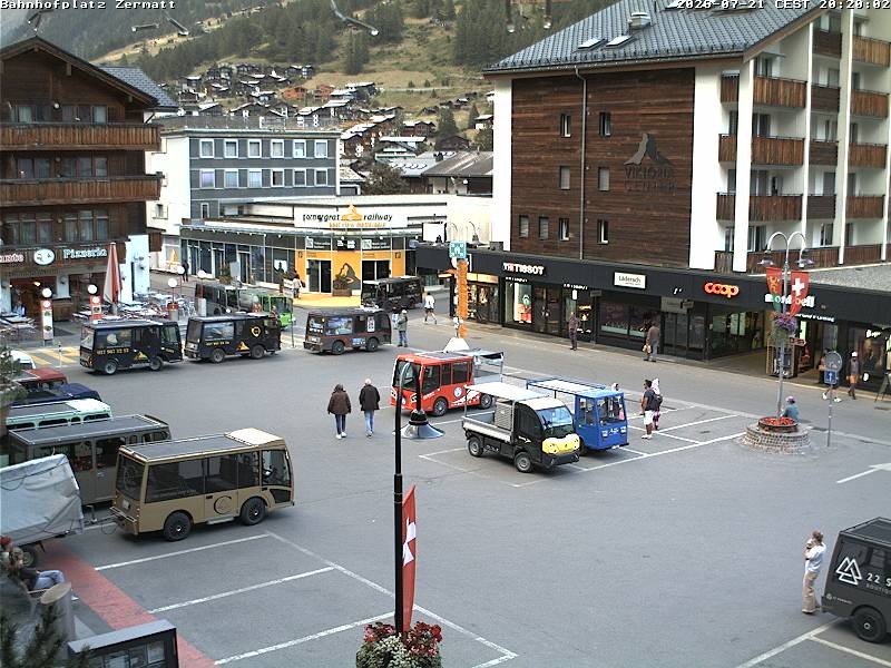 Archiv Foto Webcam Zermatt Bahnhofplatz