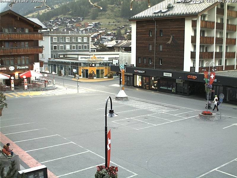 Archiv Foto Webcam Zermatt Bahnhofplatz