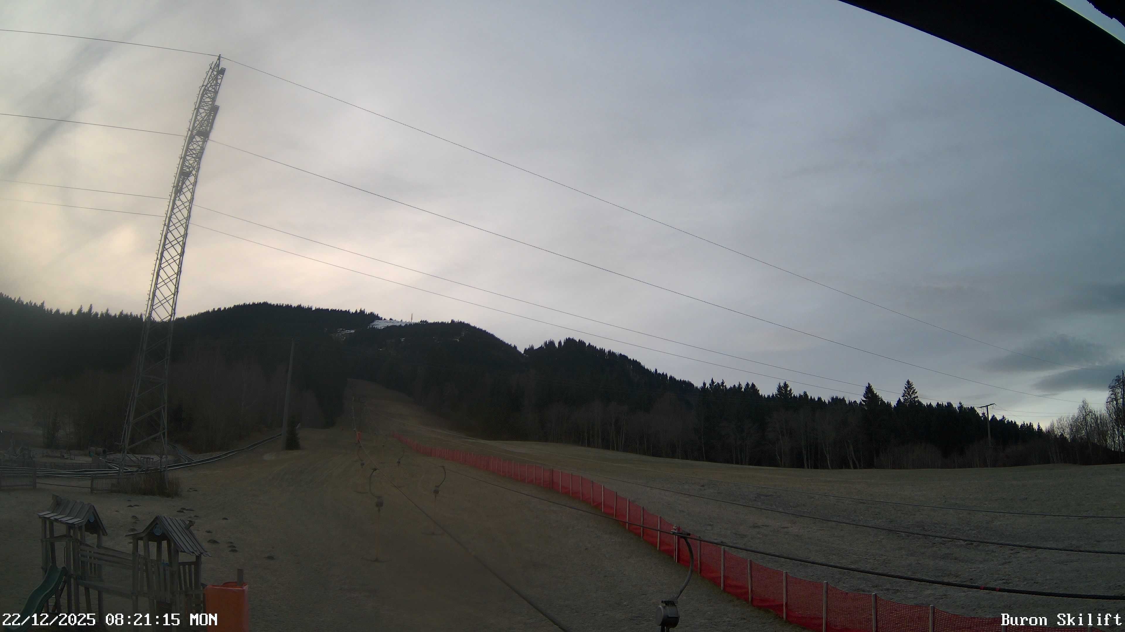 Archiv Foto Webcam Blick von der Talstation des Schlepplifts Buron auf den Lift und die Piste