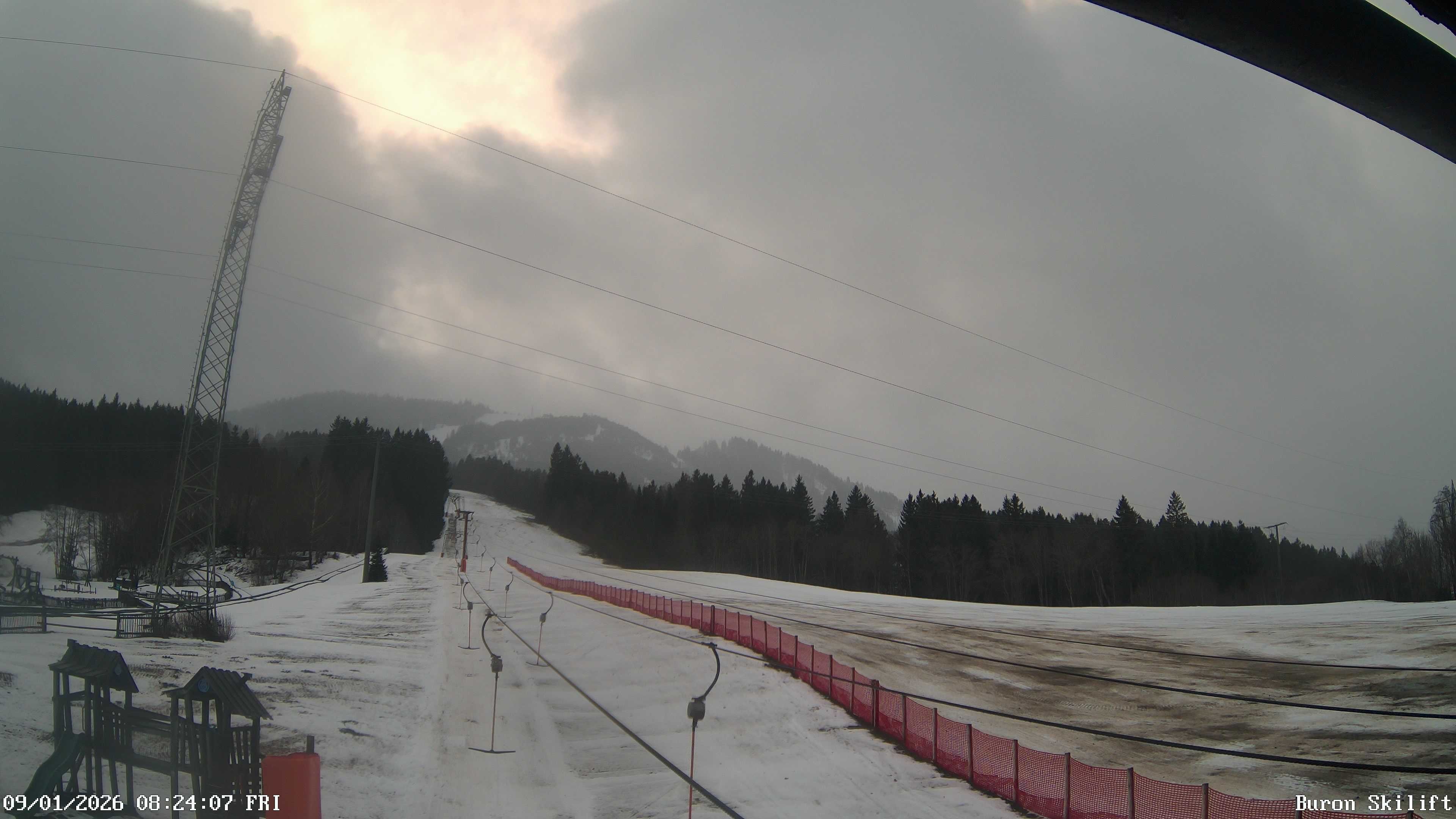 Archiv Foto Webcam Blick von der Talstation des Schlepplifts Buron auf den Lift und die Piste