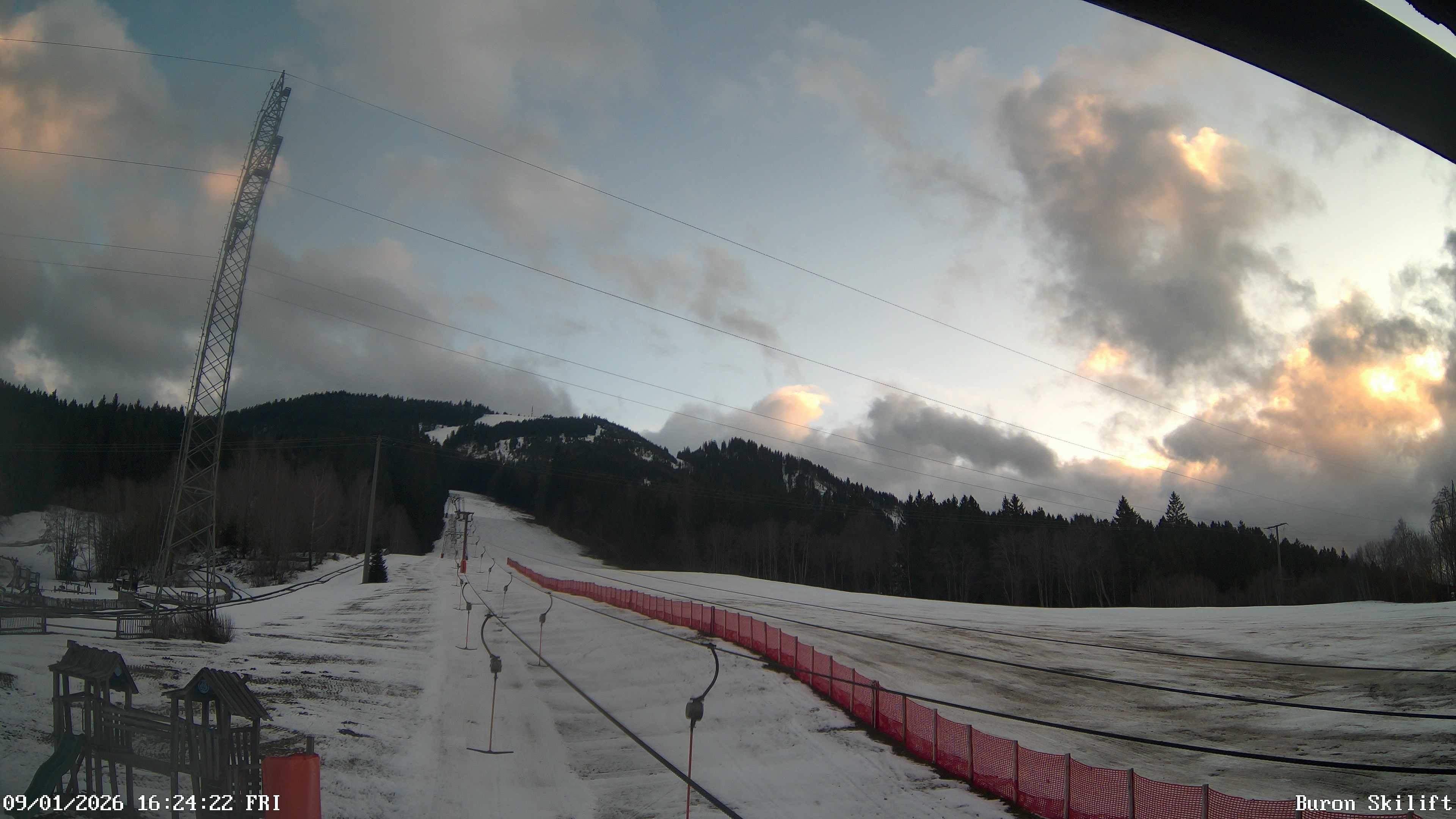 Archiv Foto Webcam Blick von der Talstation des Schlepplifts Buron auf den Lift und die Piste