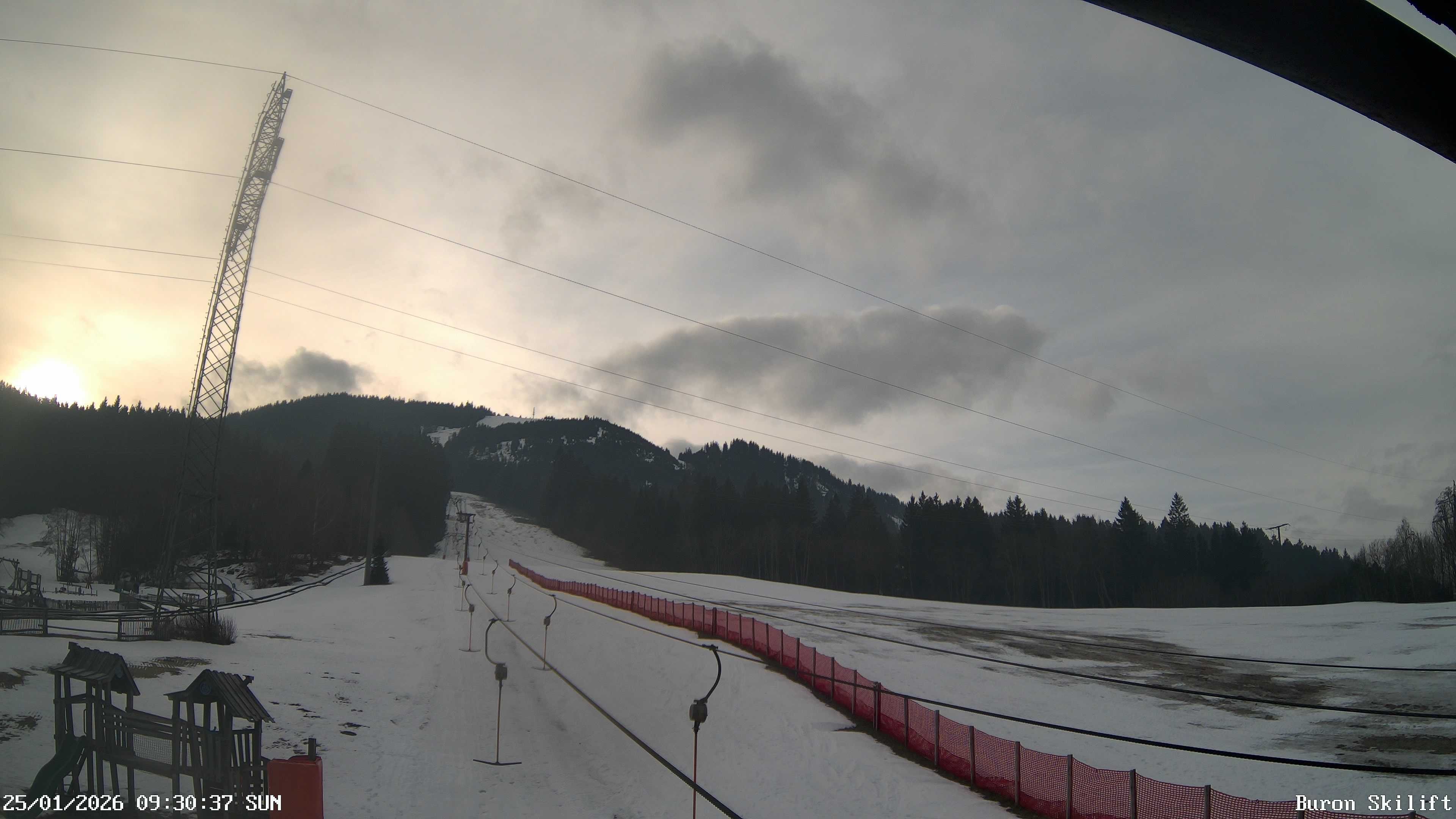 Archiv Foto Webcam Blick von der Talstation des Schlepplifts Buron auf den Lift und die Piste