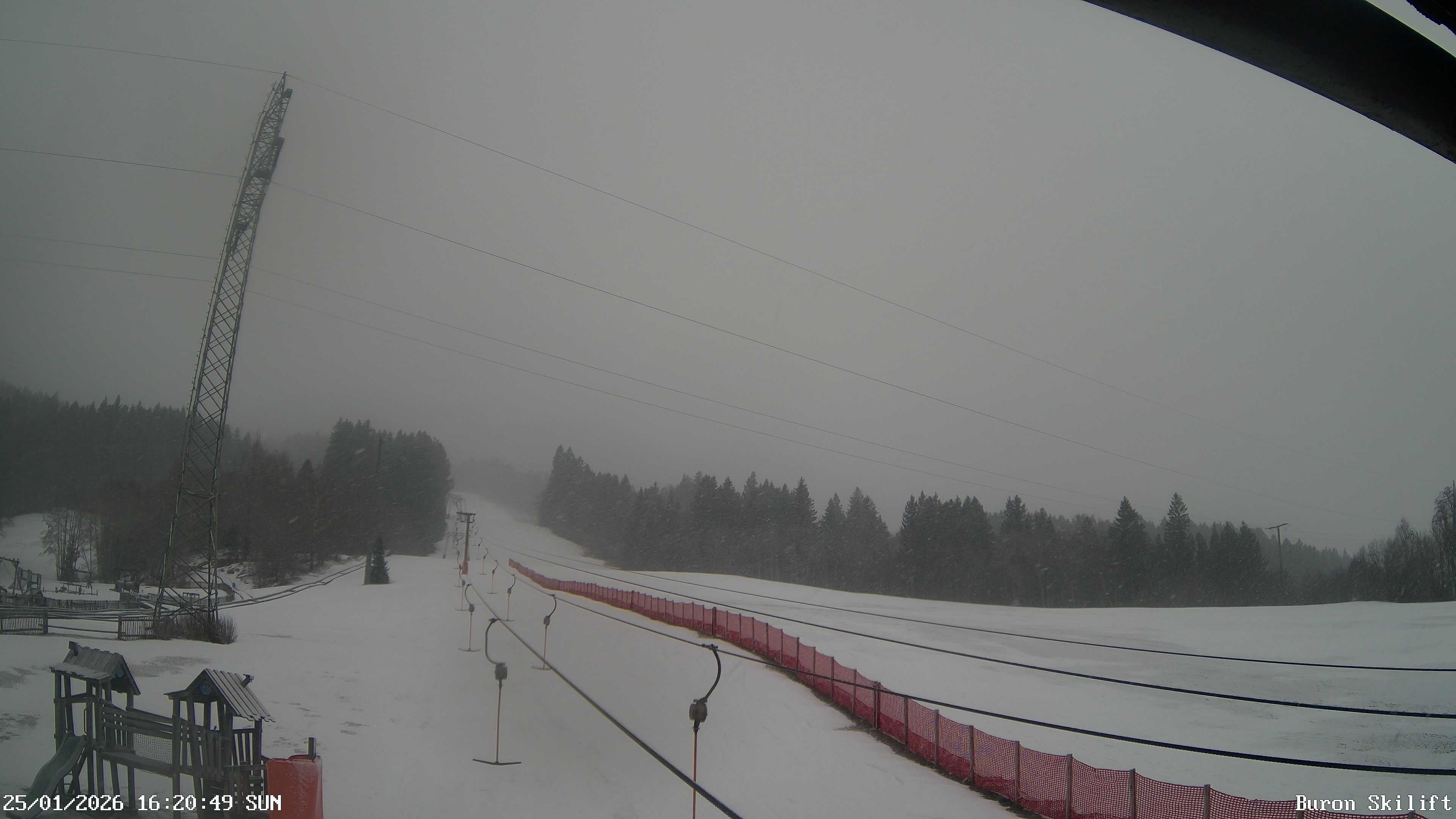 Archiv Foto Webcam Blick von der Talstation des Schlepplifts Buron auf den Lift und die Piste