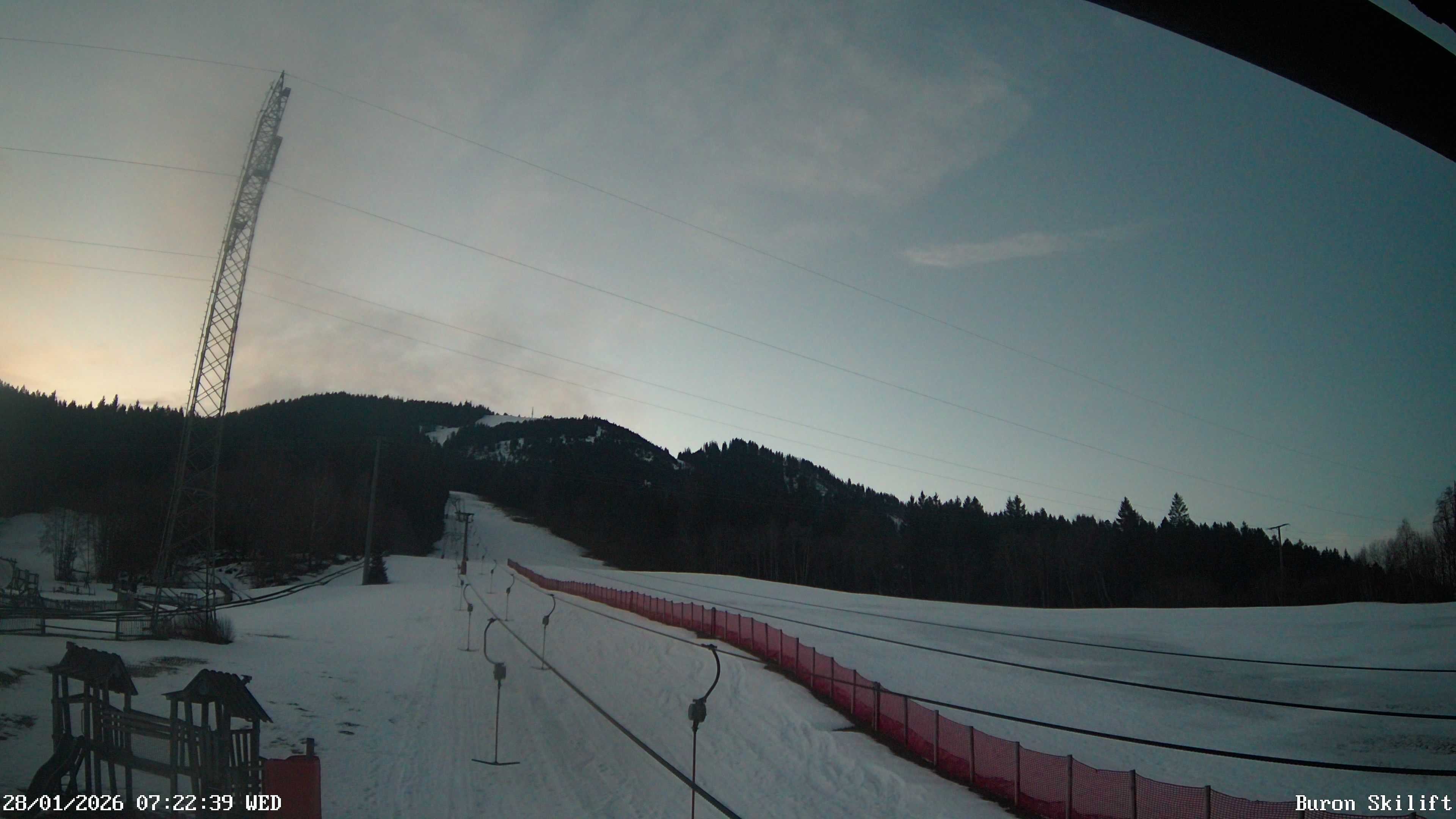 Archiv Foto Webcam Blick von der Talstation des Schlepplifts Buron auf den Lift und die Piste