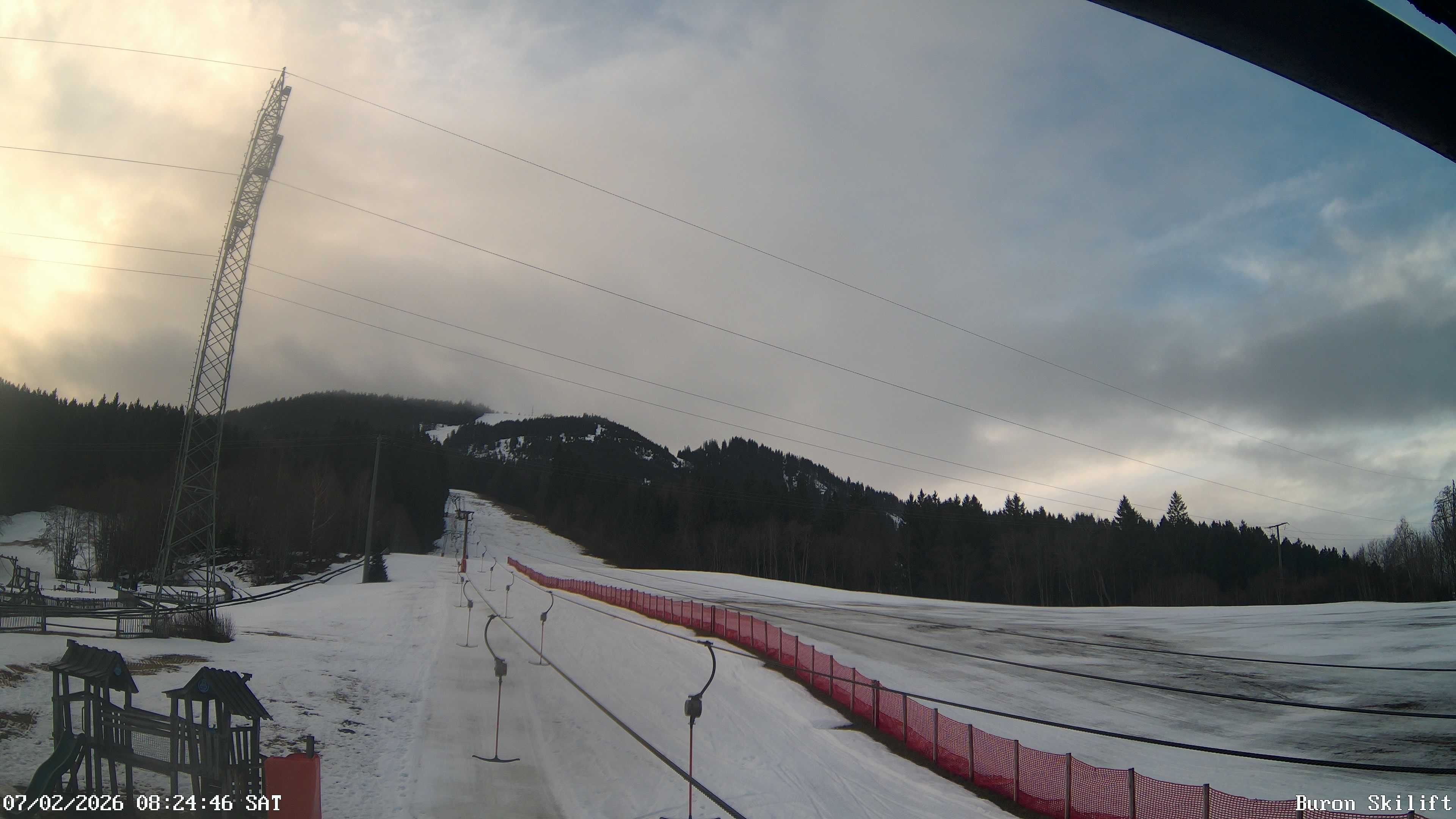 Archiv Foto Webcam Blick von der Talstation des Schlepplifts Buron auf den Lift und die Piste