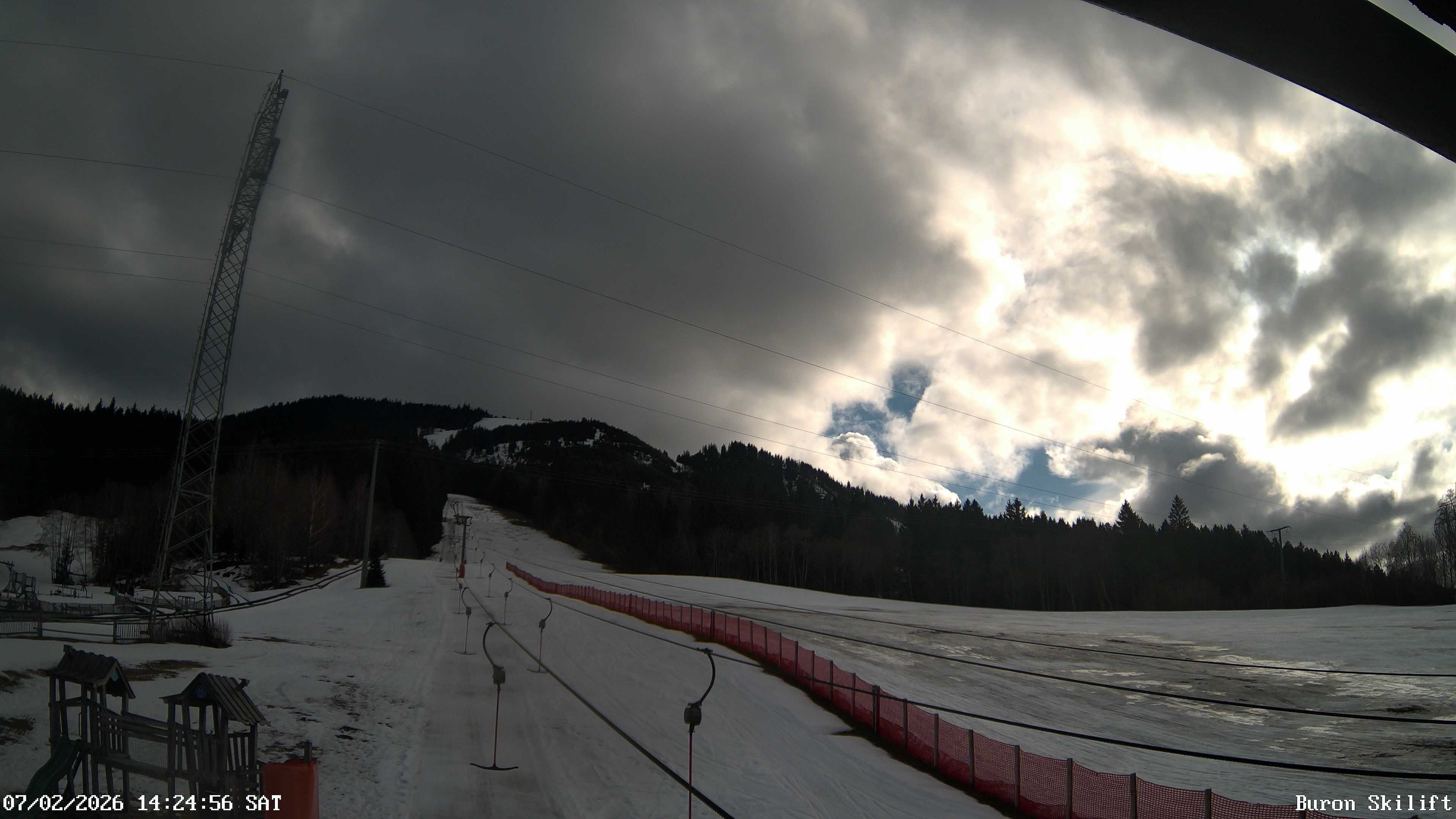 Archiv Foto Webcam Blick von der Talstation des Schlepplifts Buron auf den Lift und die Piste