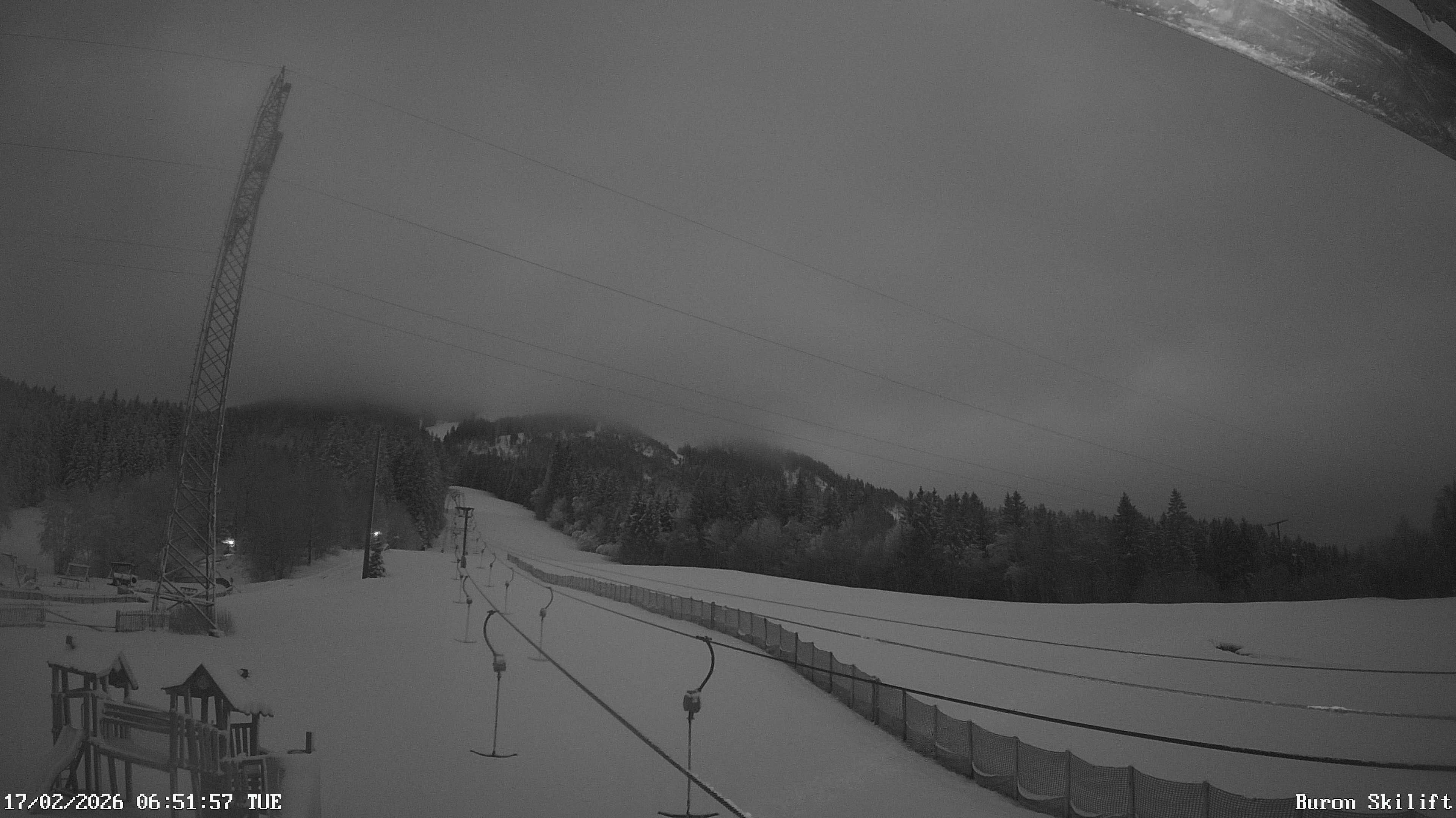 Archiv Foto Webcam Blick von der Talstation des Schlepplifts Buron auf den Lift und die Piste