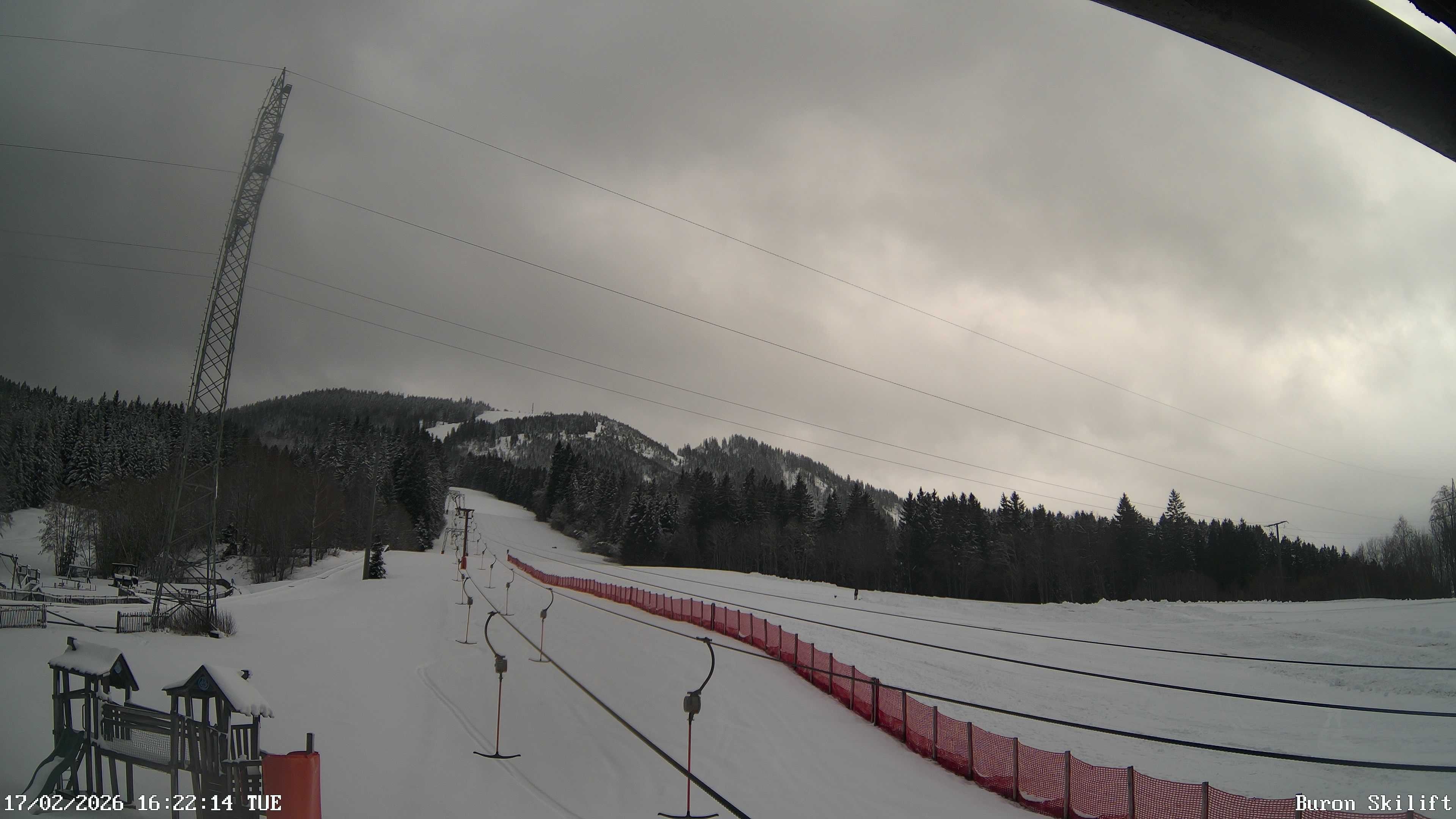 Archiv Foto Webcam Blick von der Talstation des Schlepplifts Buron auf den Lift und die Piste
