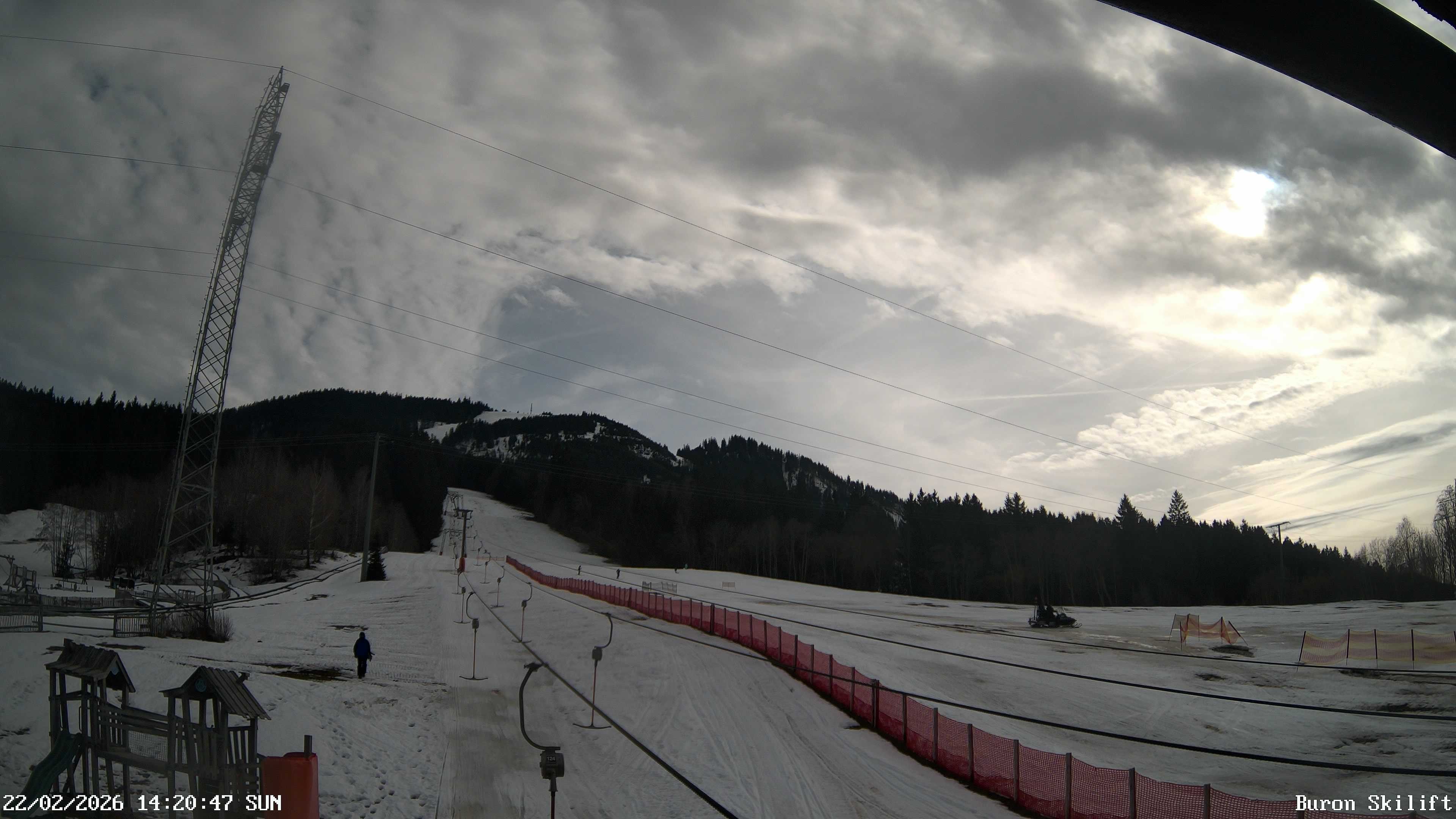 Archiv Foto Webcam Blick von der Talstation des Schlepplifts Buron auf den Lift und die Piste