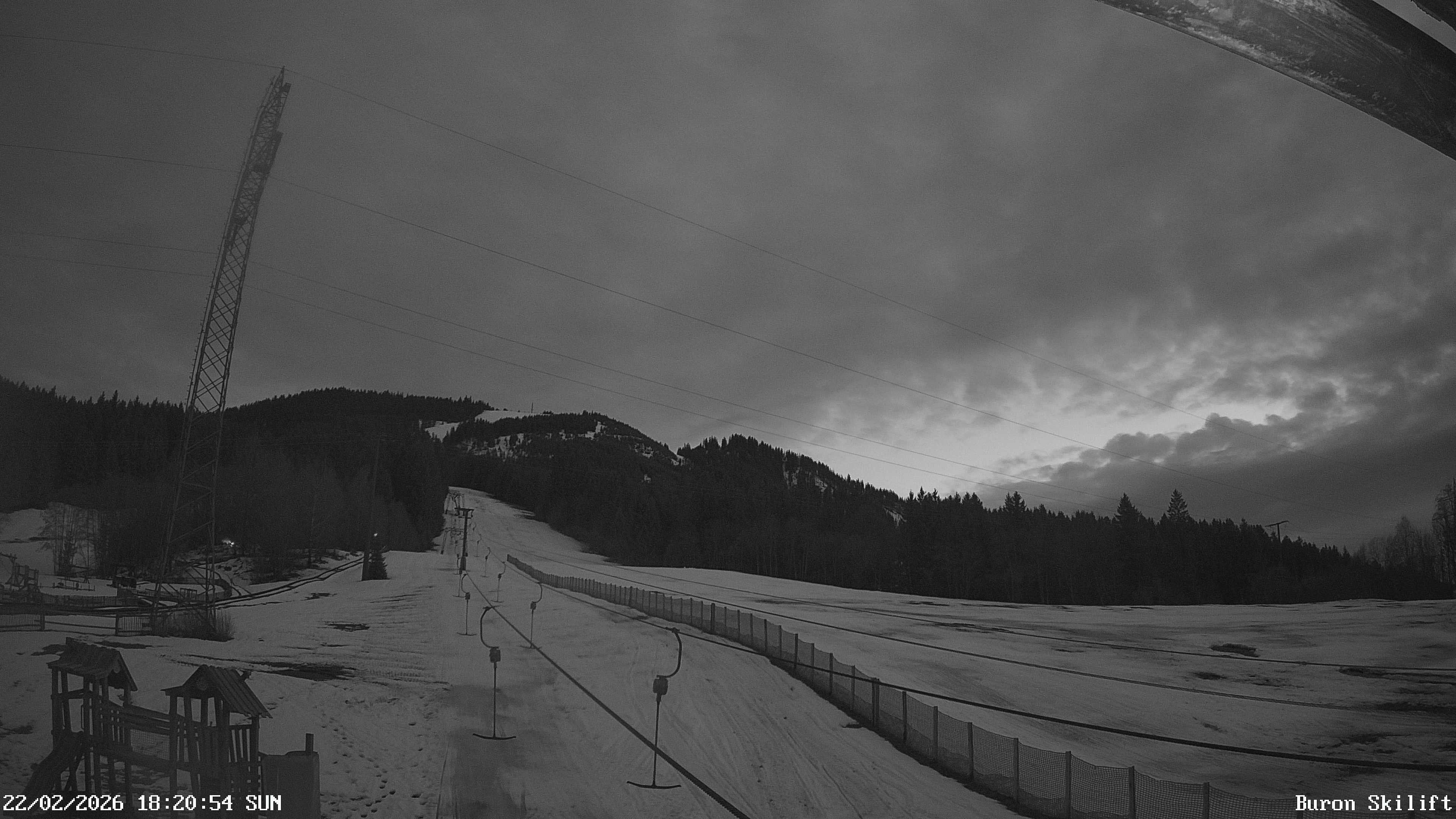 Archiv Foto Webcam Blick von der Talstation des Schlepplifts Buron auf den Lift und die Piste