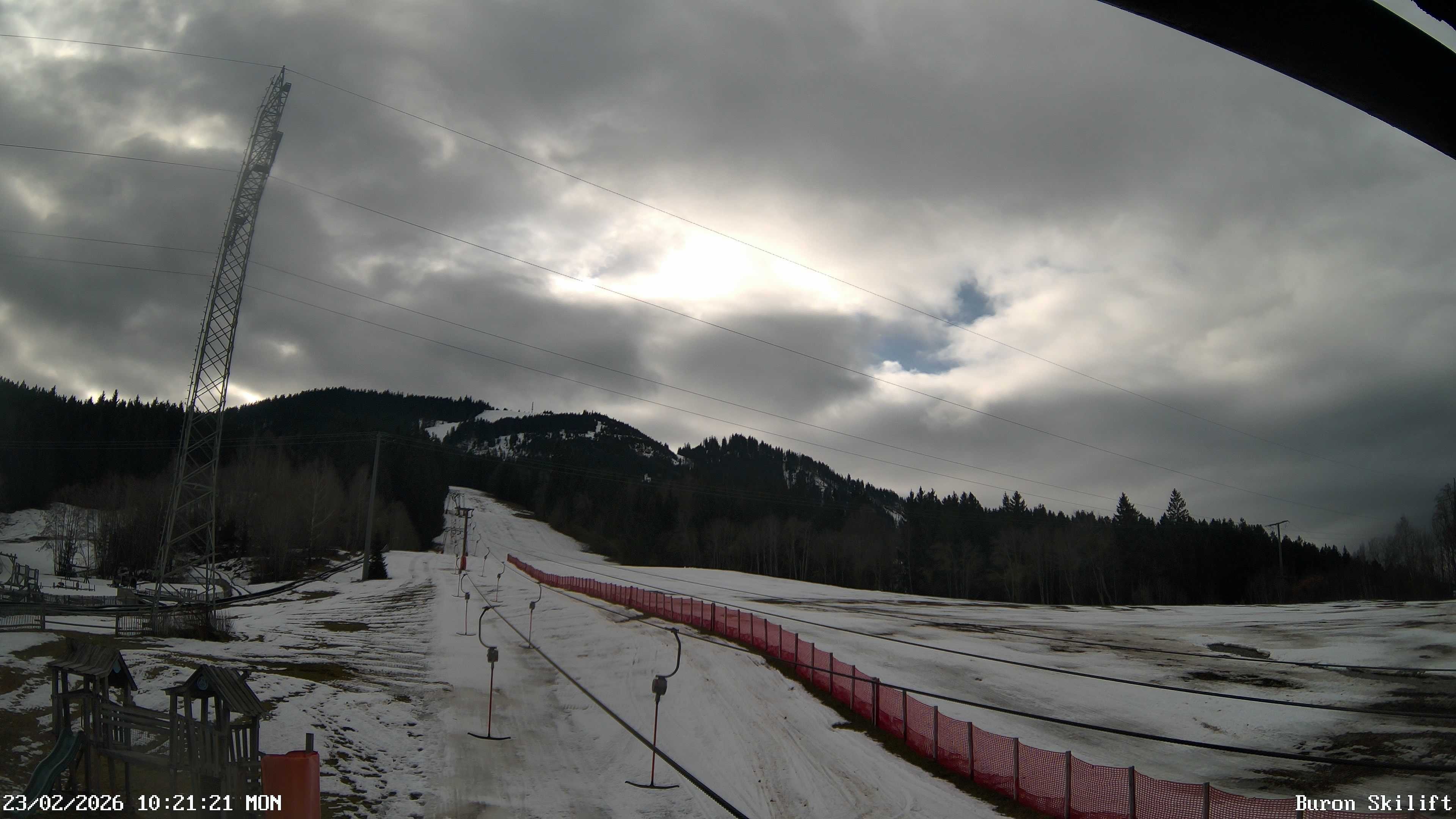 Archiv Foto Webcam Blick von der Talstation des Schlepplifts Buron auf den Lift und die Piste