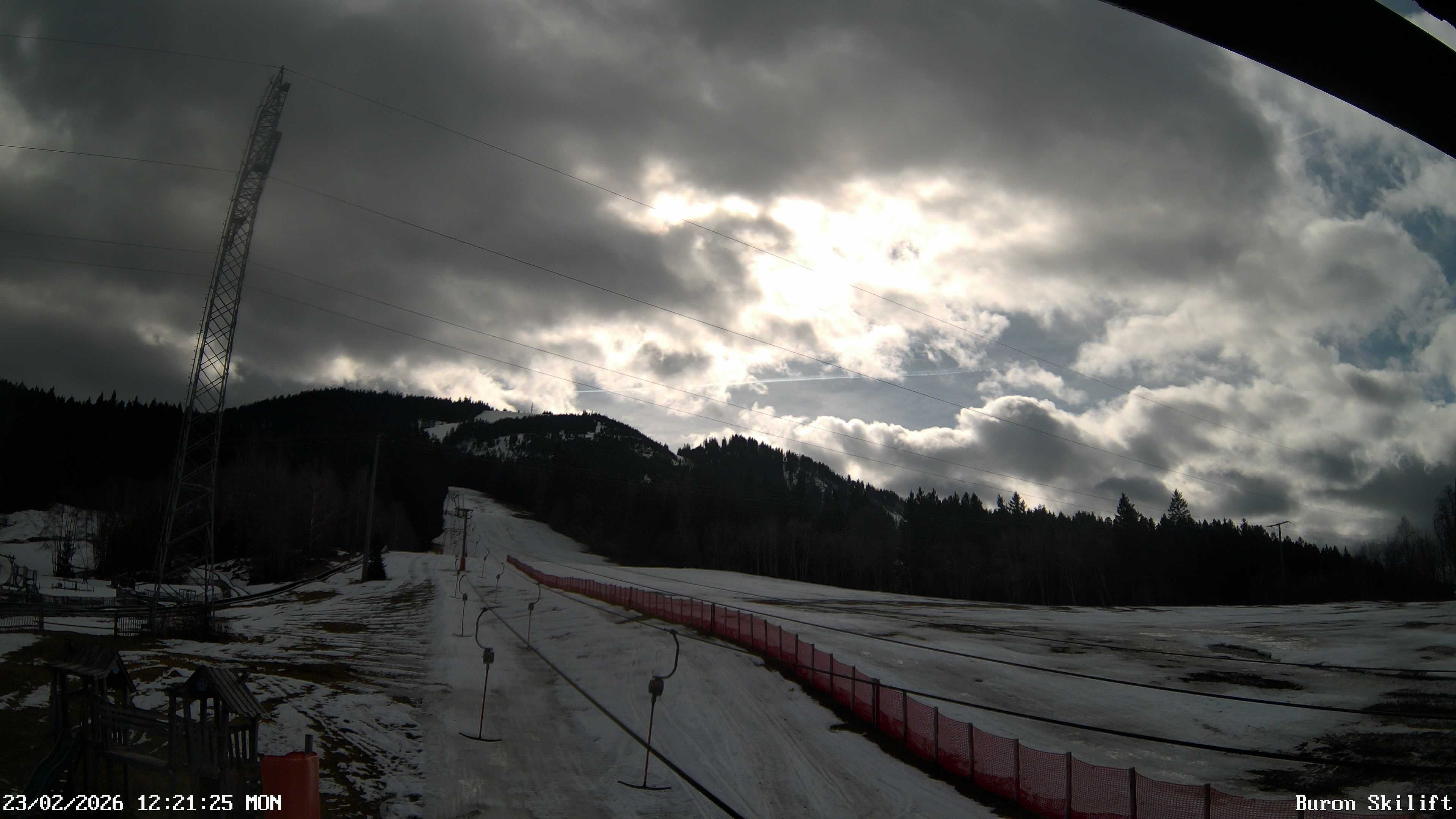 Archiv Foto Webcam Blick von der Talstation des Schlepplifts Buron auf den Lift und die Piste