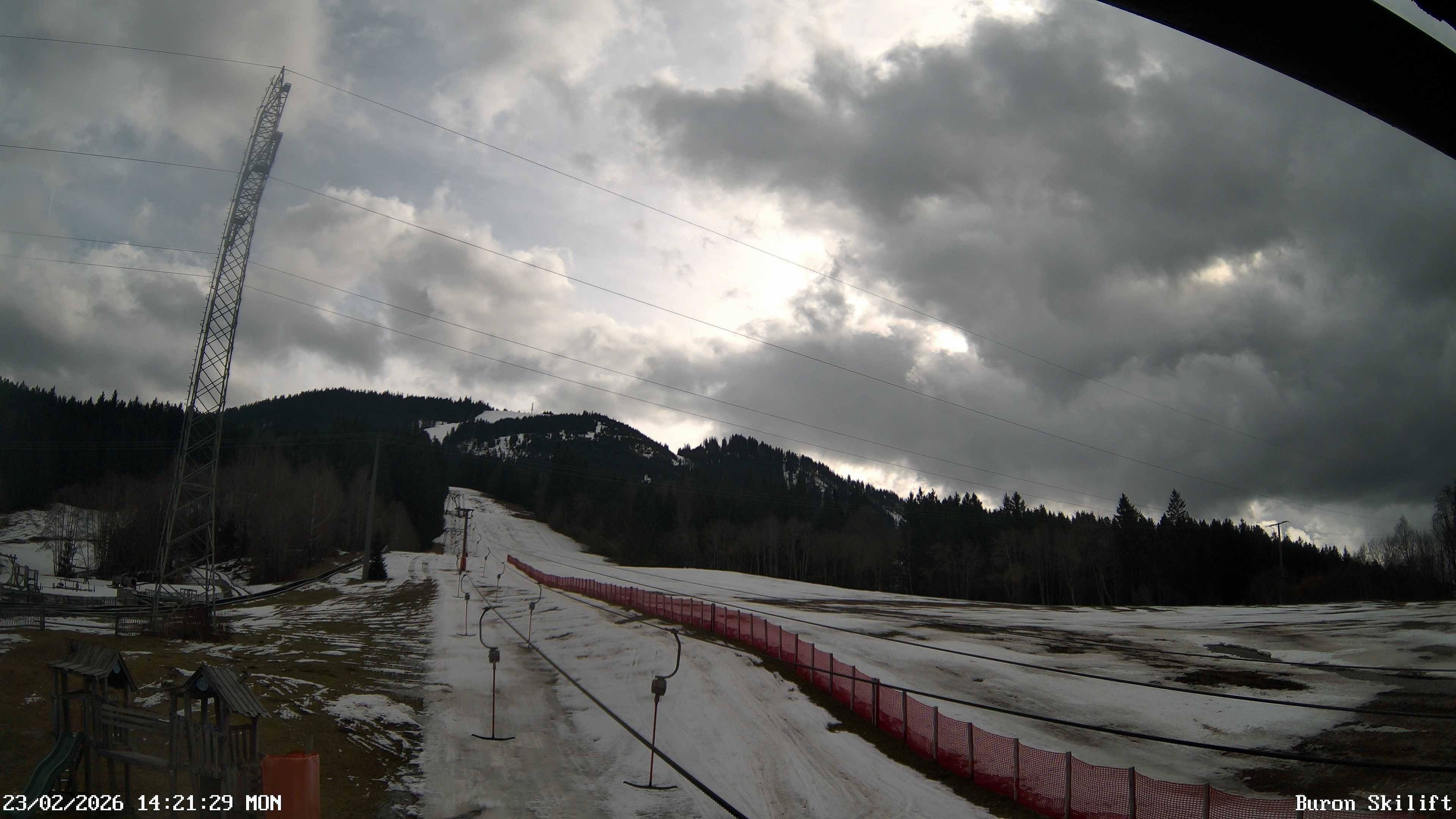 Archiv Foto Webcam Blick von der Talstation des Schlepplifts Buron auf den Lift und die Piste