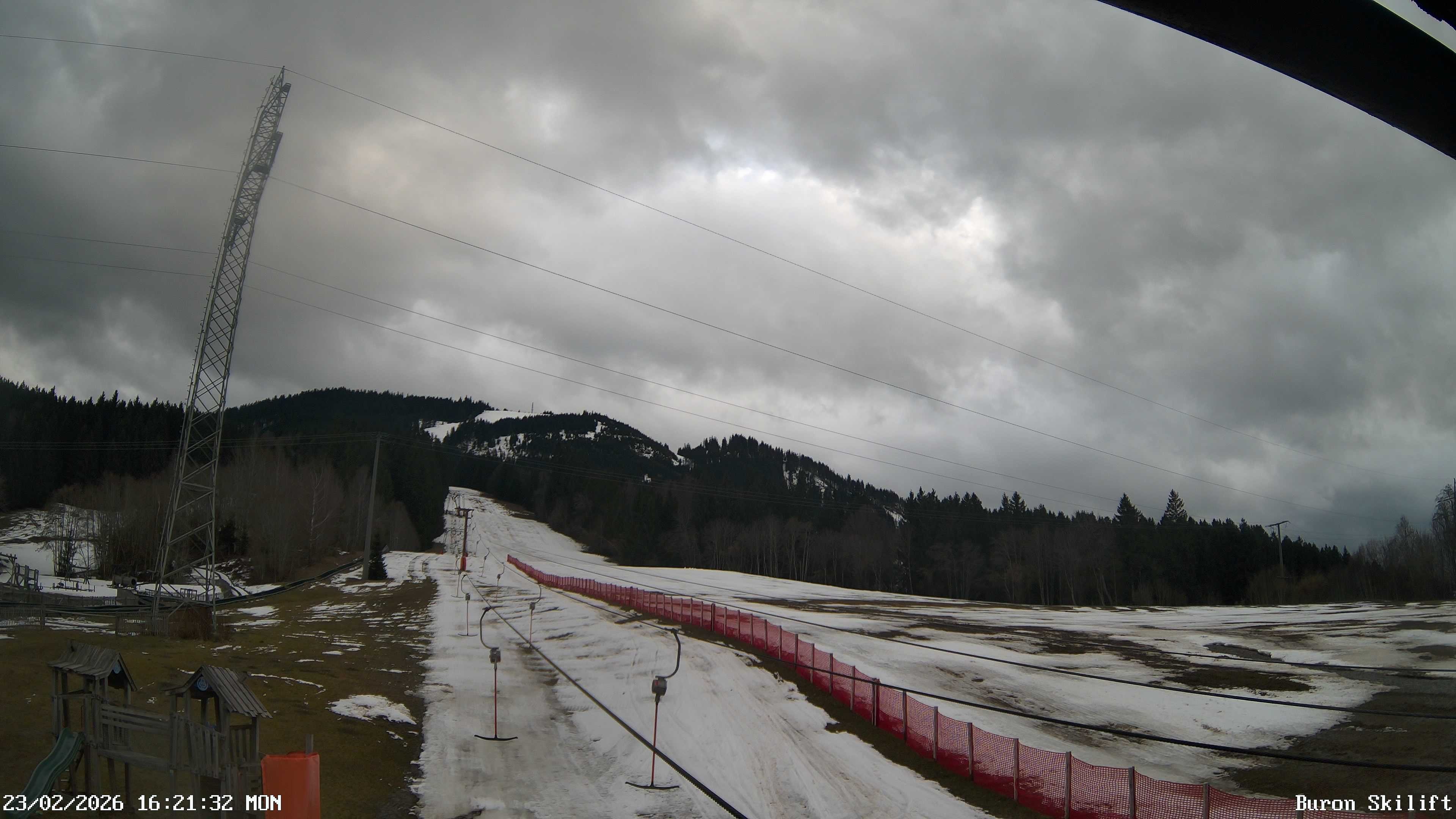 Archiv Foto Webcam Blick von der Talstation des Schlepplifts Buron auf den Lift und die Piste