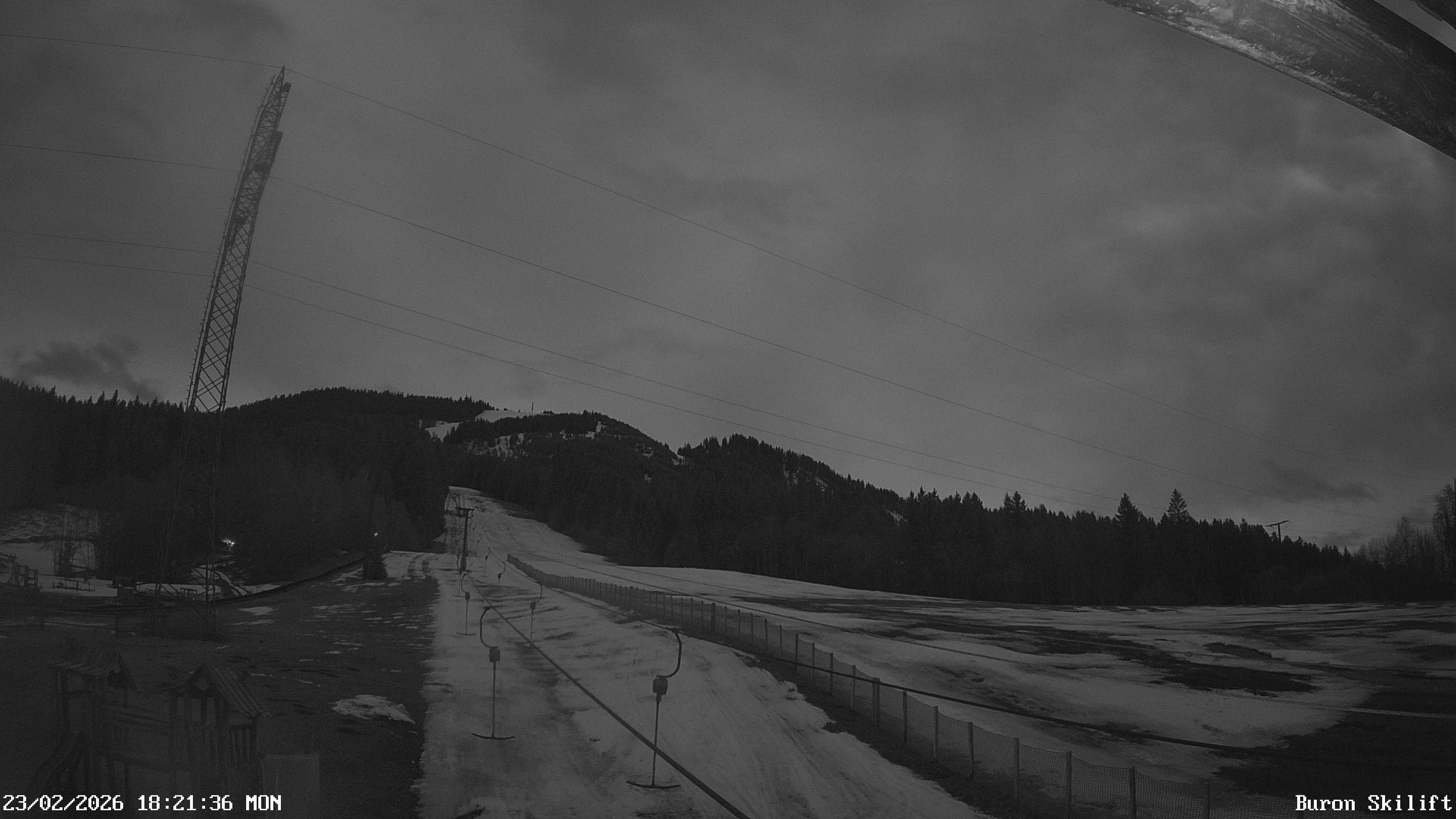Archiv Foto Webcam Blick von der Talstation des Schlepplifts Buron auf den Lift und die Piste