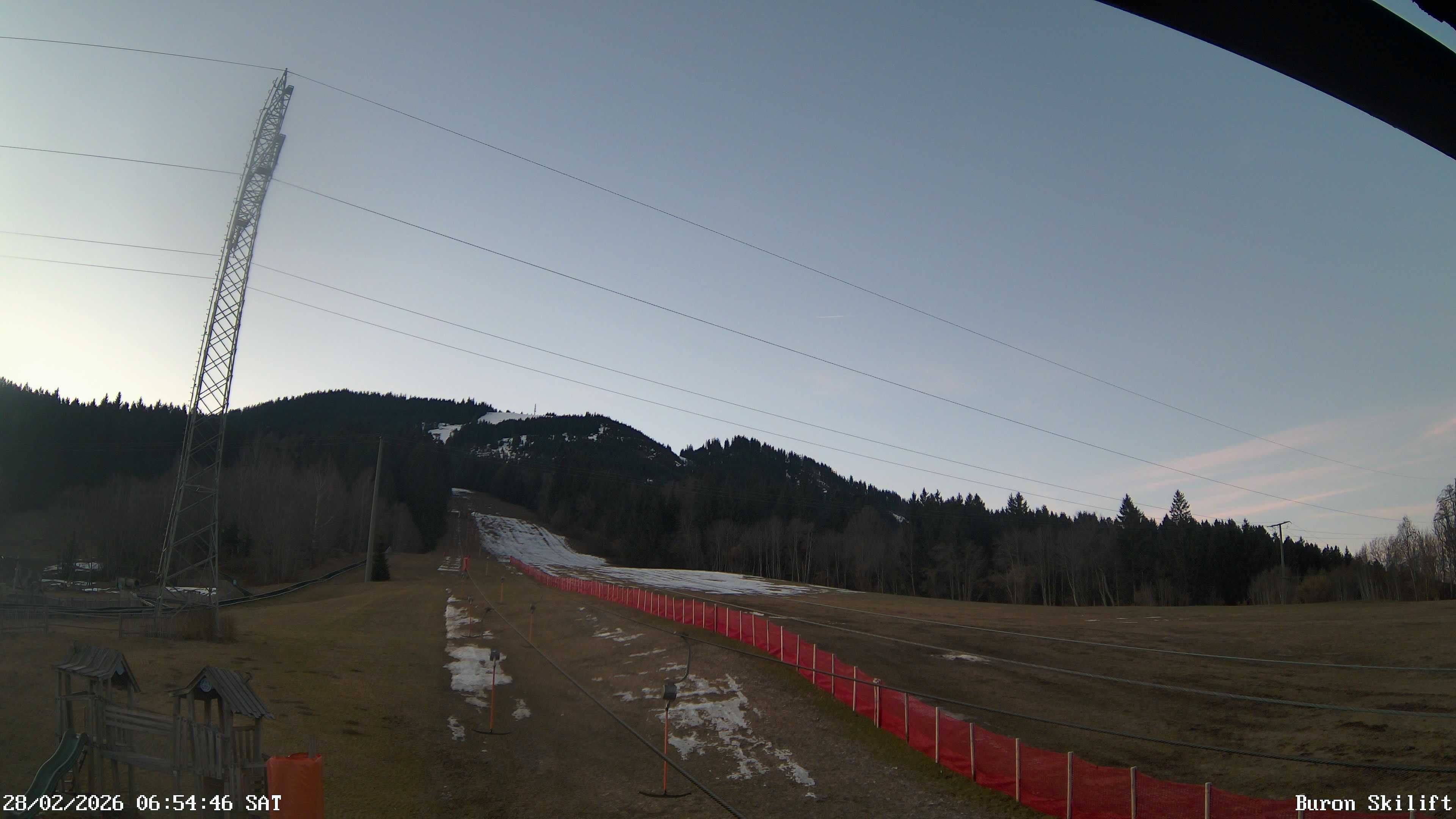 Archiv Foto Webcam Blick von der Talstation des Schlepplifts Buron auf den Lift und die Piste