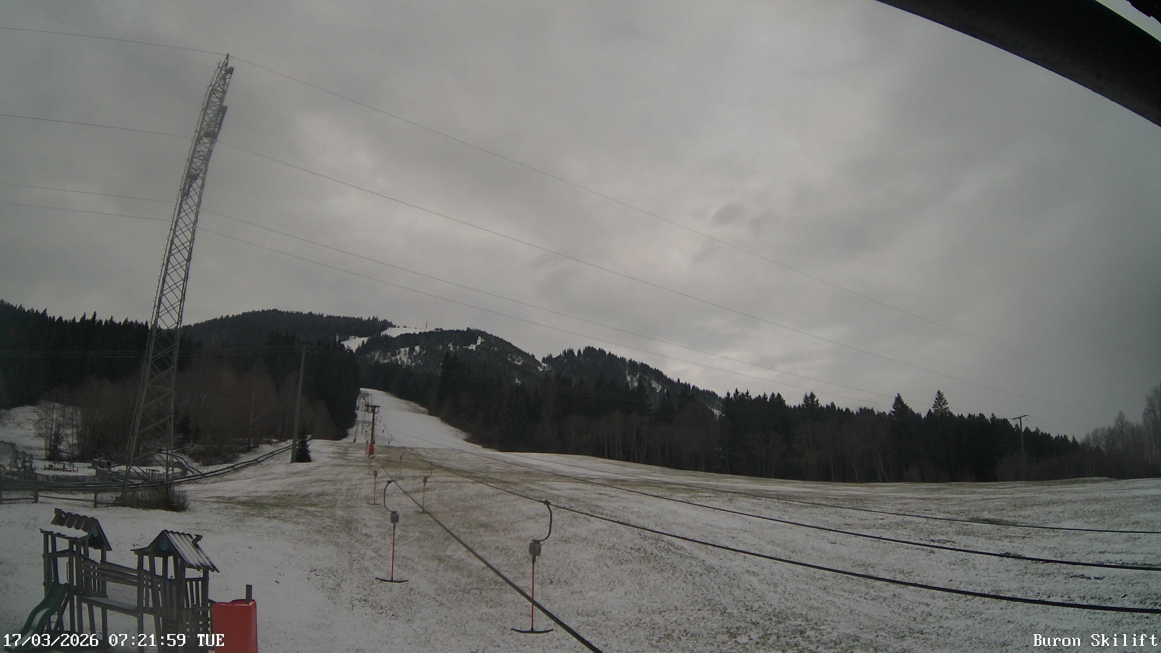 Archiv Foto Webcam Blick von der Talstation des Schlepplifts Buron auf den Lift und die Piste