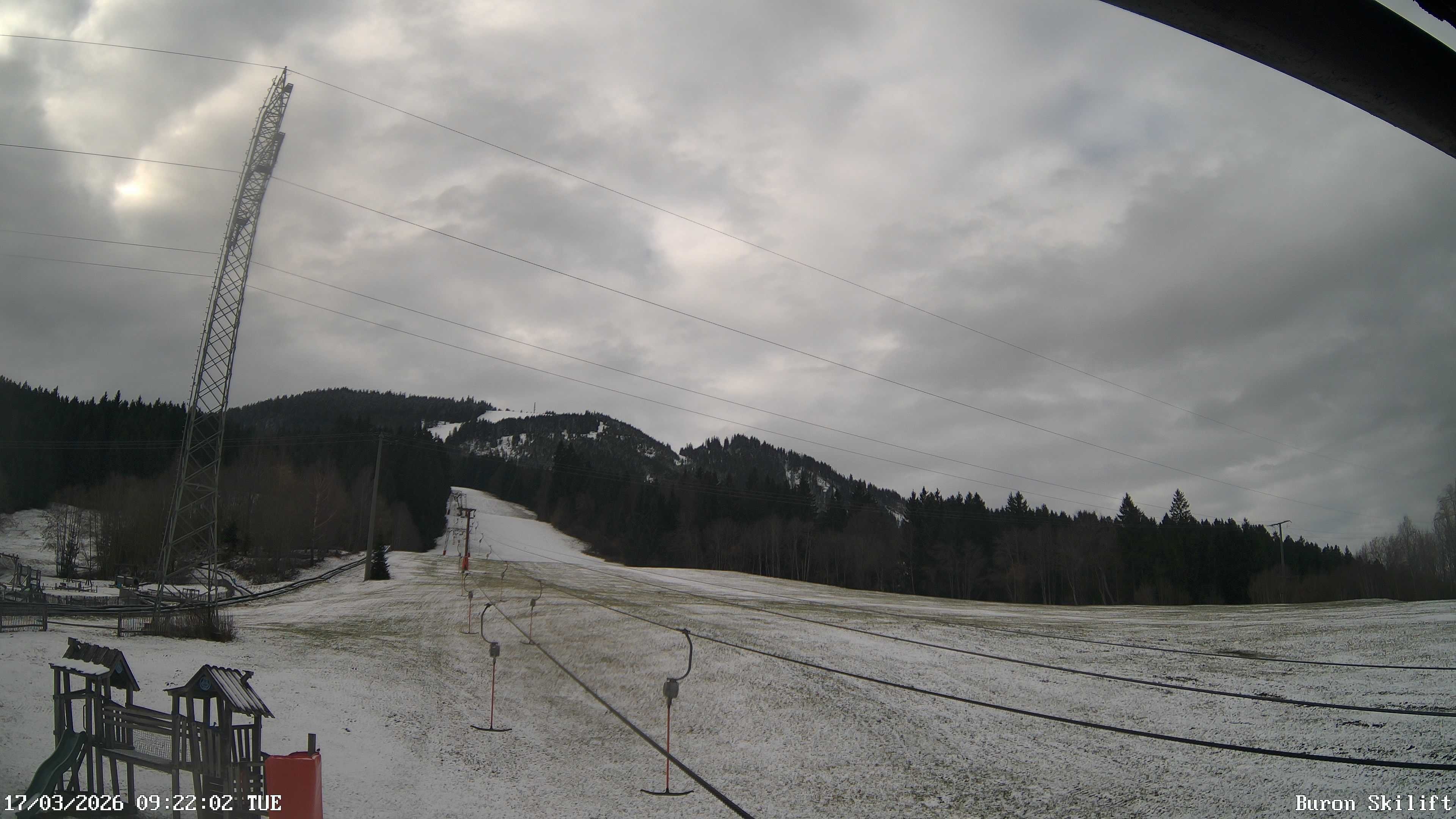 Archiv Foto Webcam Blick von der Talstation des Schlepplifts Buron auf den Lift und die Piste