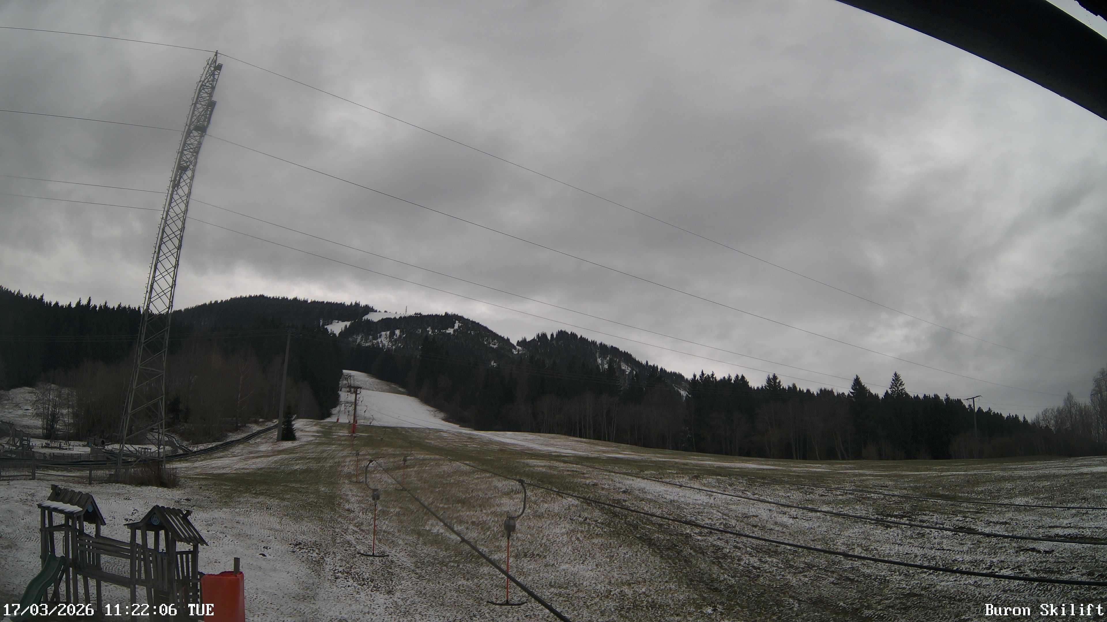 Archiv Foto Webcam Blick von der Talstation des Schlepplifts Buron auf den Lift und die Piste