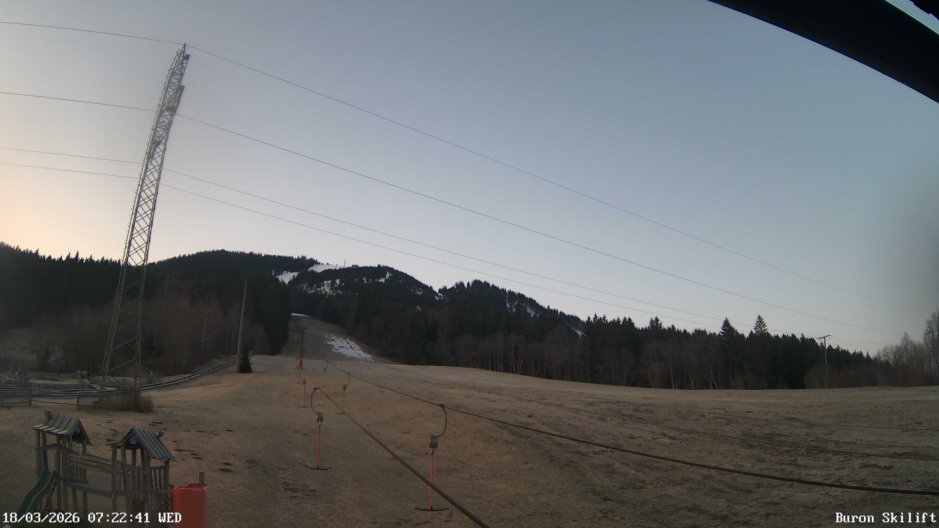 Archiv Foto Webcam Blick von der Talstation des Schlepplifts Buron auf den Lift und die Piste