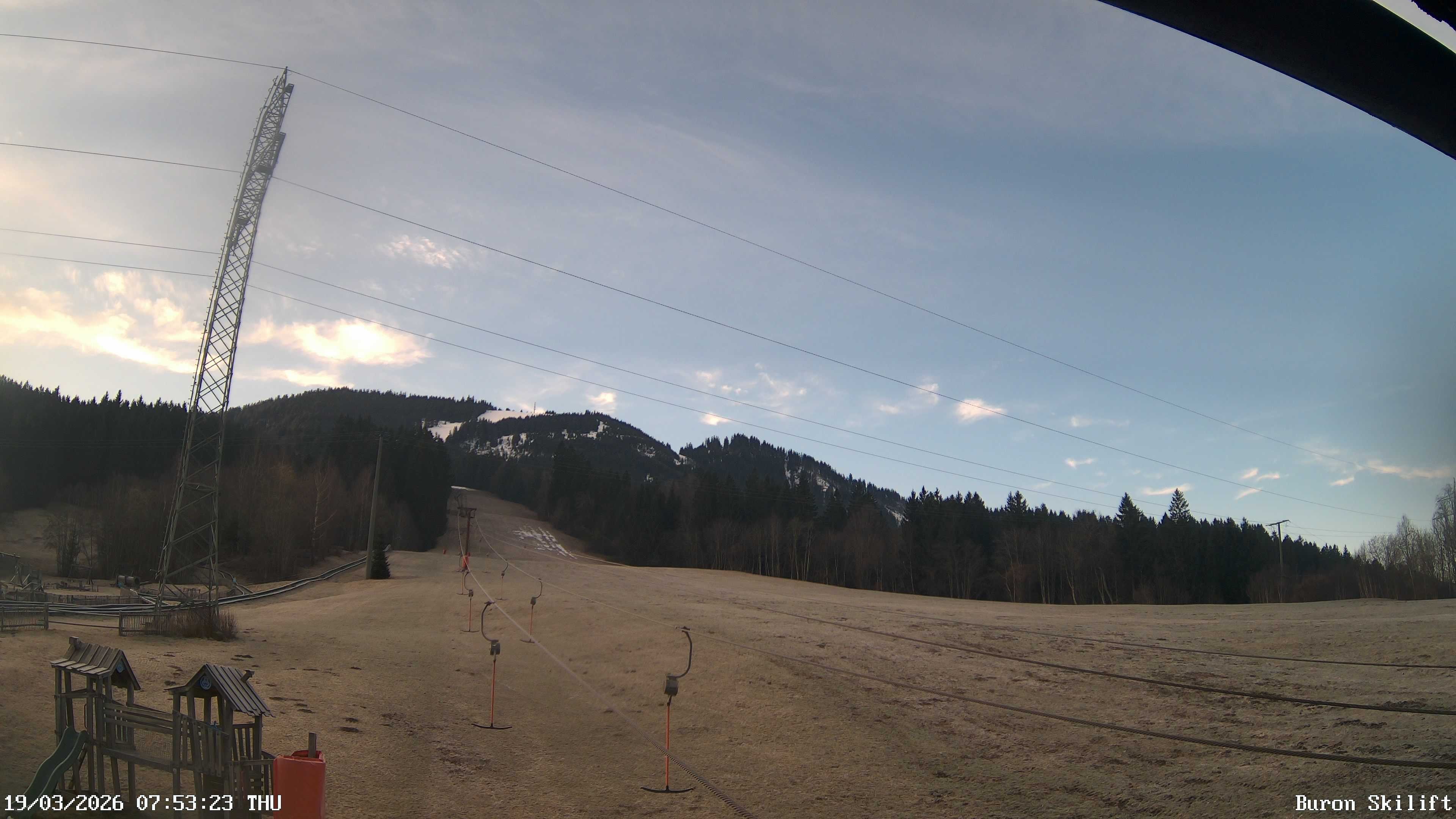 Archiv Foto Webcam Blick von der Talstation des Schlepplifts Buron auf den Lift und die Piste