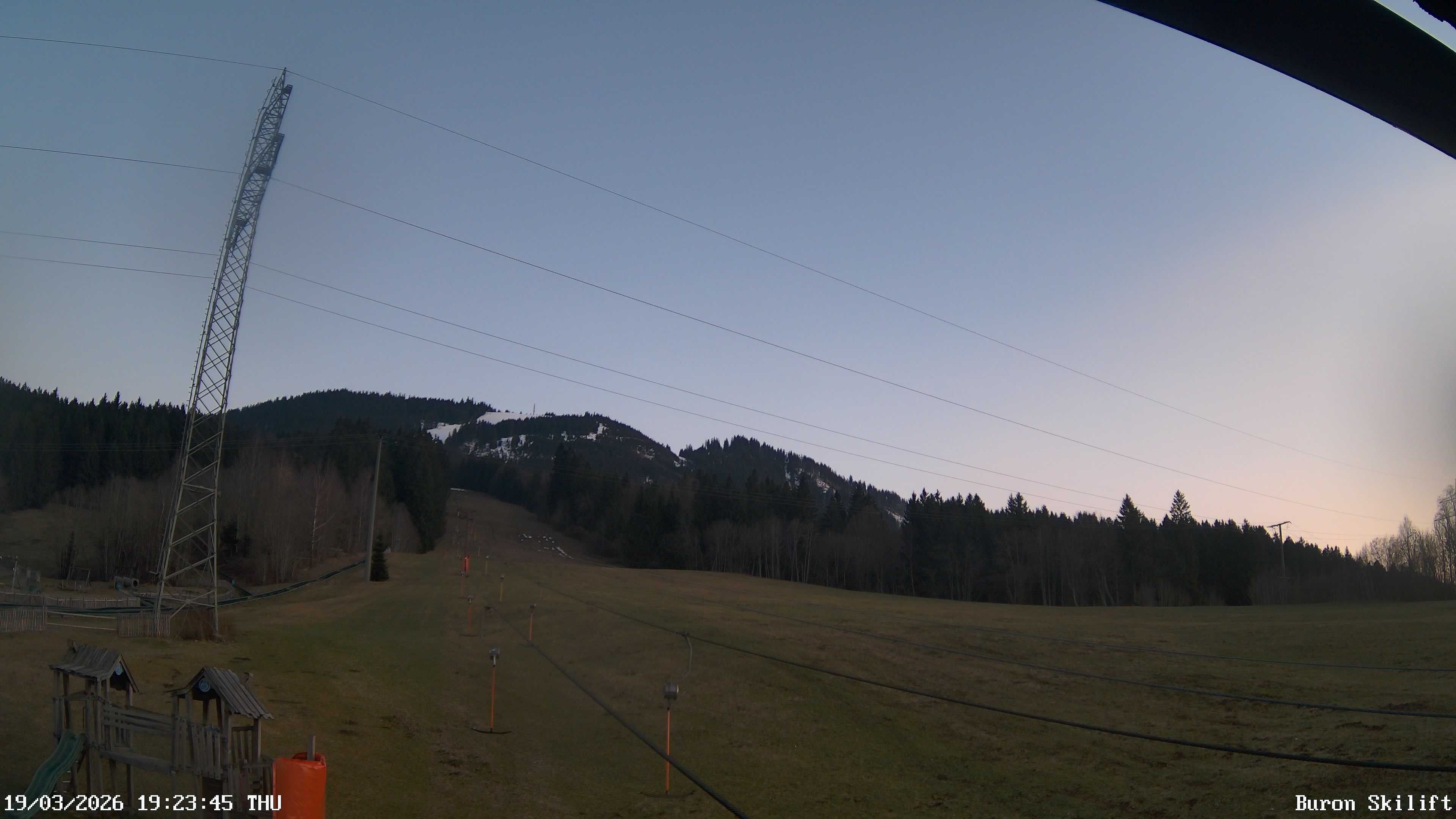 Archiv Foto Webcam Blick von der Talstation des Schlepplifts Buron auf den Lift und die Piste