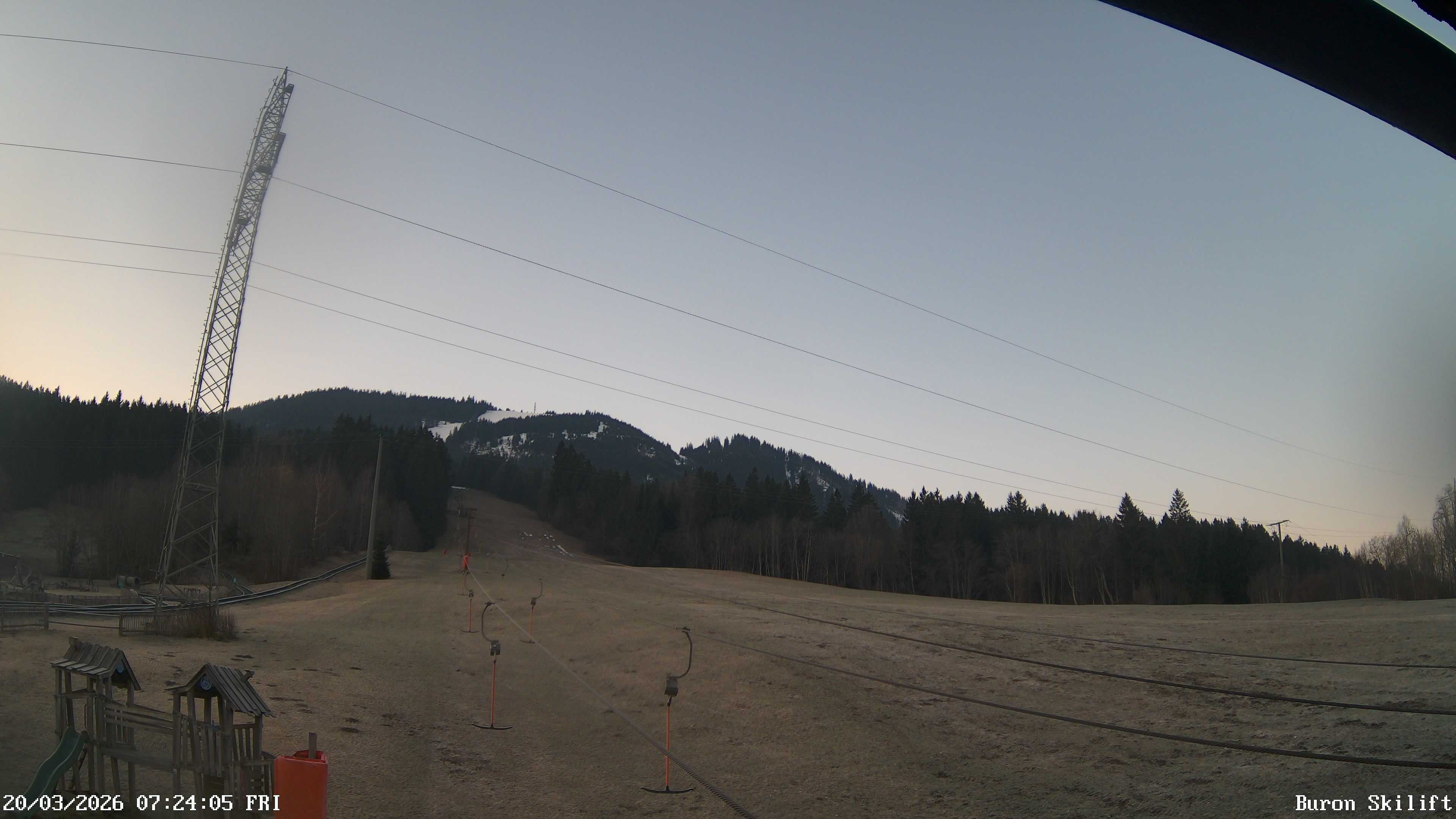 Archiv Foto Webcam Blick von der Talstation des Schlepplifts Buron auf den Lift und die Piste