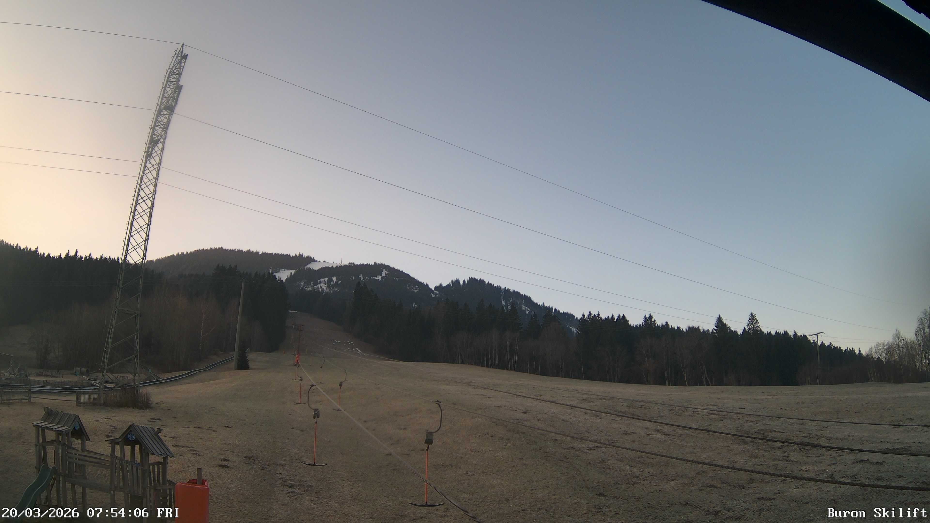 Archiv Foto Webcam Blick von der Talstation des Schlepplifts Buron auf den Lift und die Piste