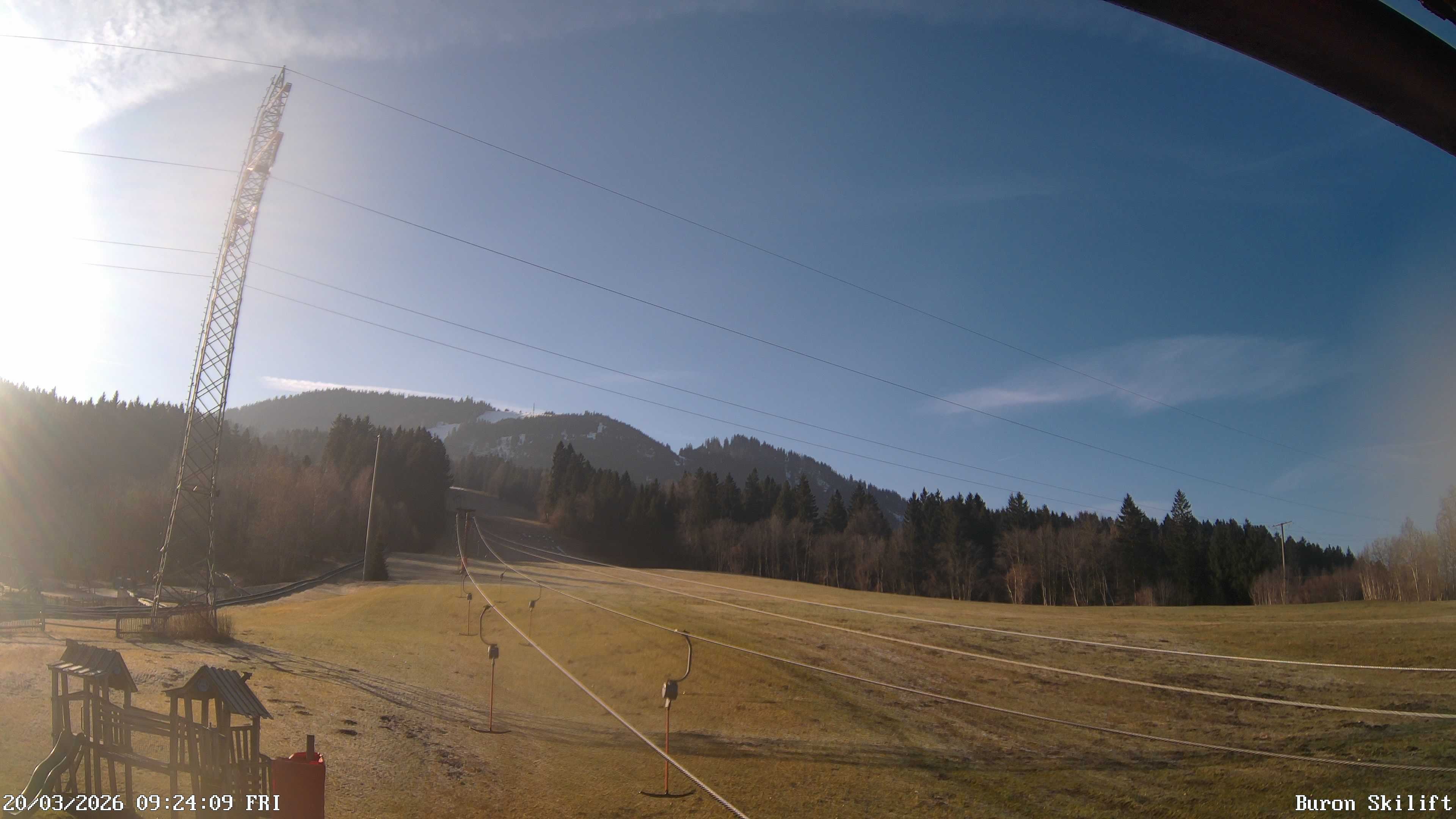 Archiv Foto Webcam Blick von der Talstation des Schlepplifts Buron auf den Lift und die Piste