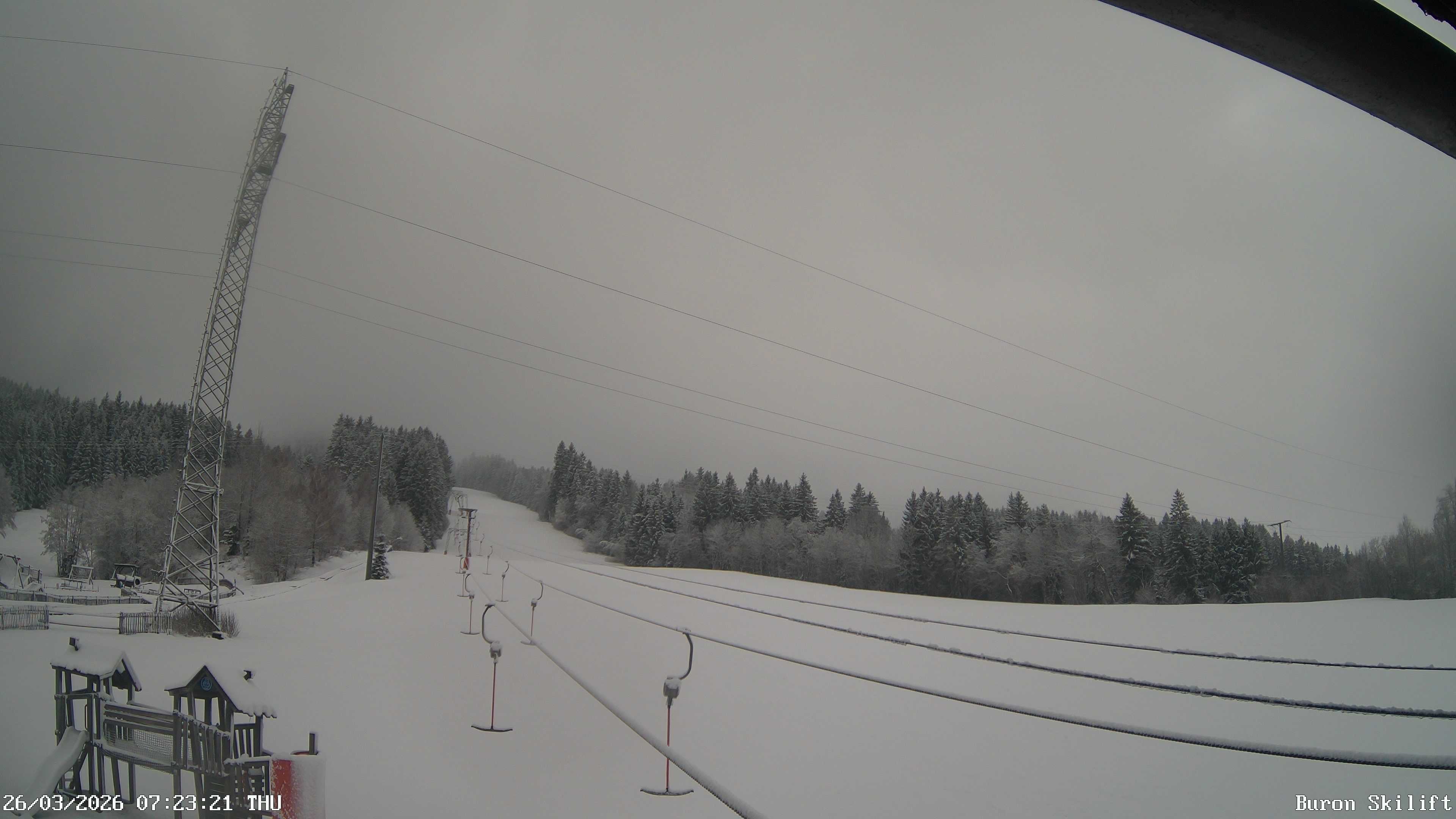 Archiv Foto Webcam Blick von der Talstation des Schlepplifts Buron auf den Lift und die Piste