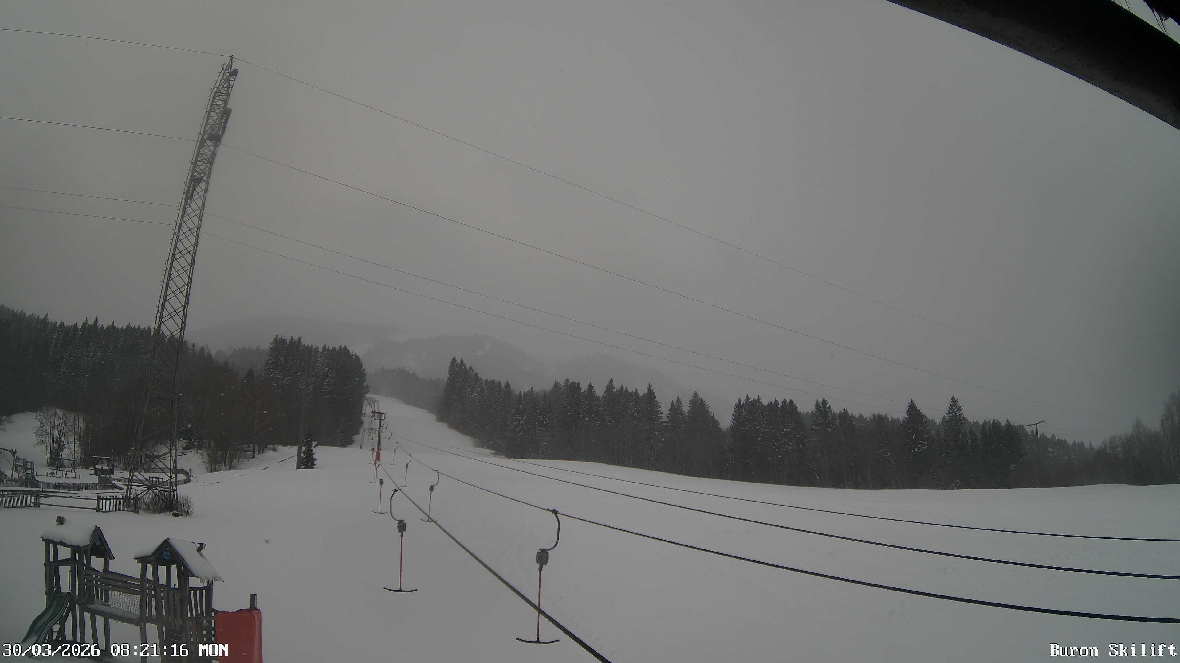 Archiv Foto Webcam Blick von der Talstation des Schlepplifts Buron auf den Lift und die Piste