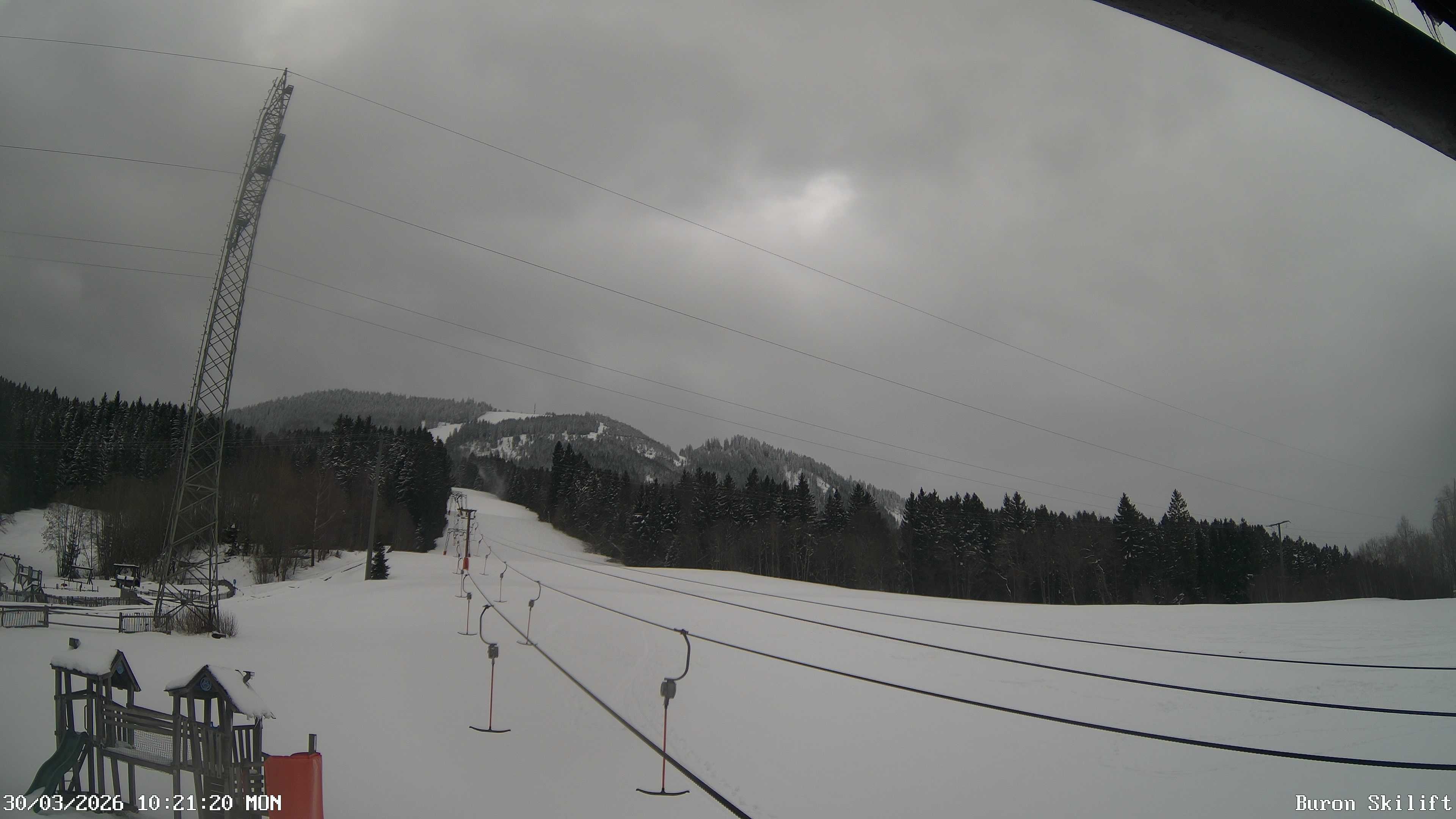 Archiv Foto Webcam Blick von der Talstation des Schlepplifts Buron auf den Lift und die Piste