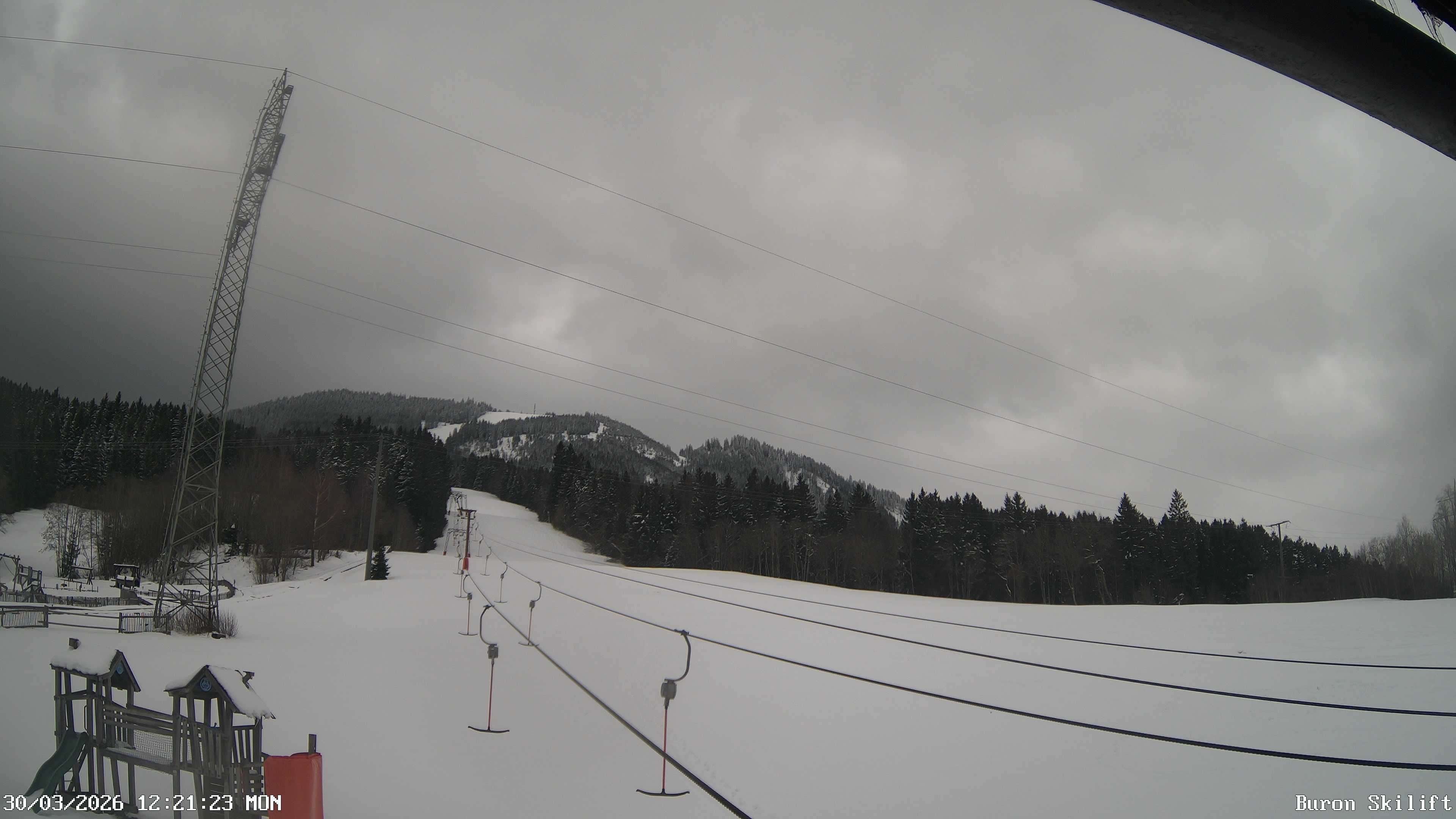 Archiv Foto Webcam Blick von der Talstation des Schlepplifts Buron auf den Lift und die Piste