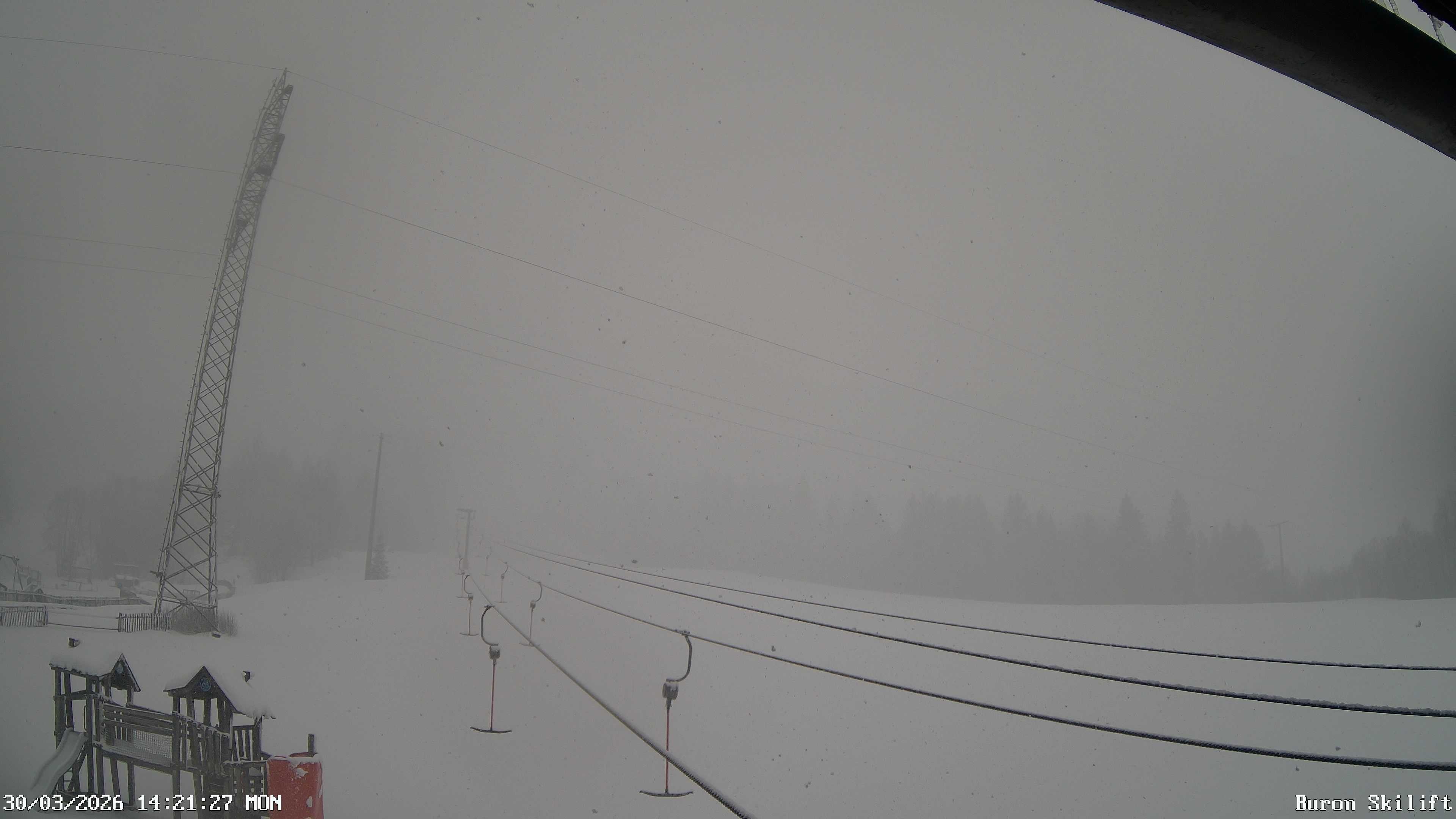 Archiv Foto Webcam Blick von der Talstation des Schlepplifts Buron auf den Lift und die Piste