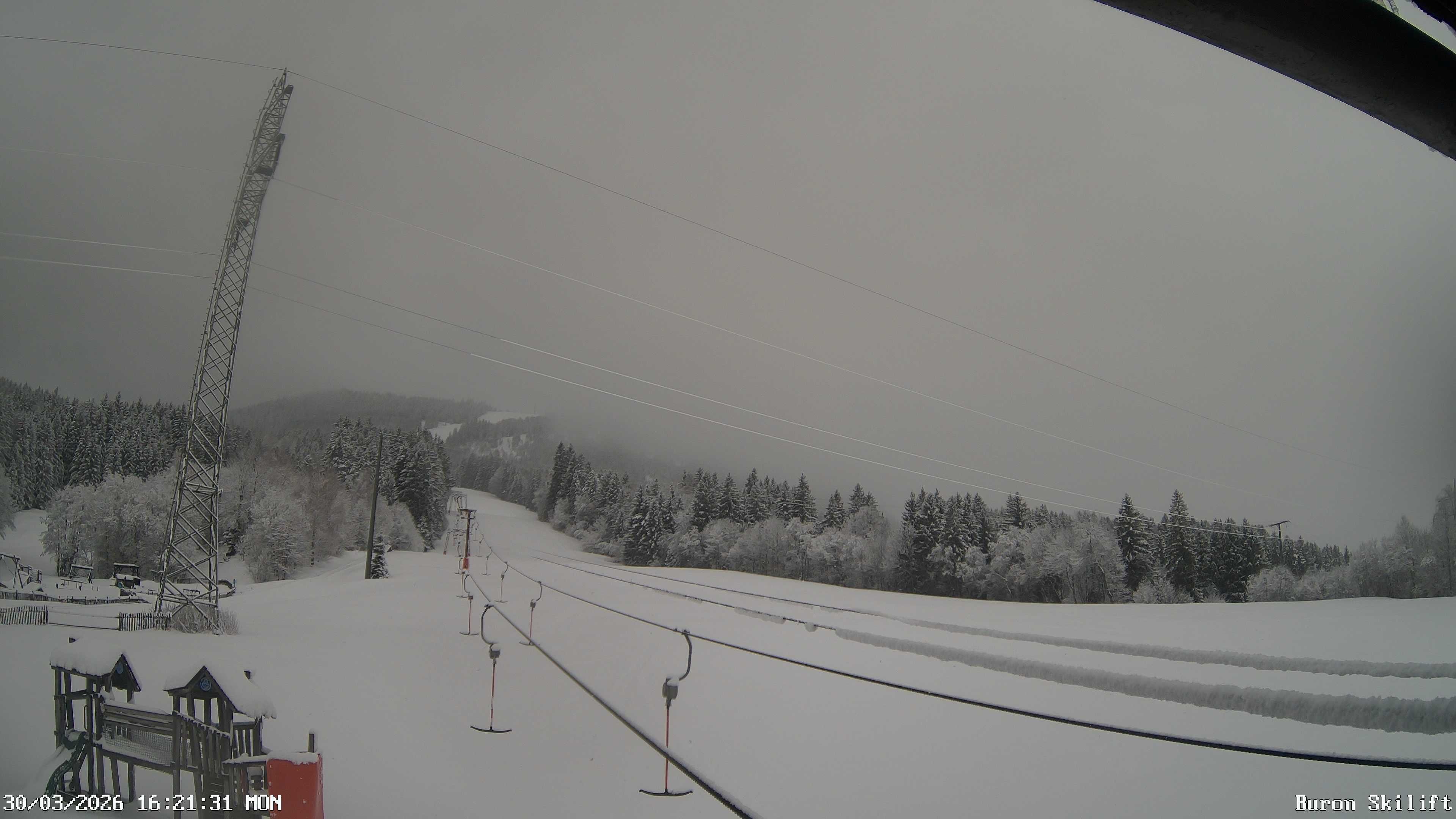 Archiv Foto Webcam Blick von der Talstation des Schlepplifts Buron auf den Lift und die Piste
