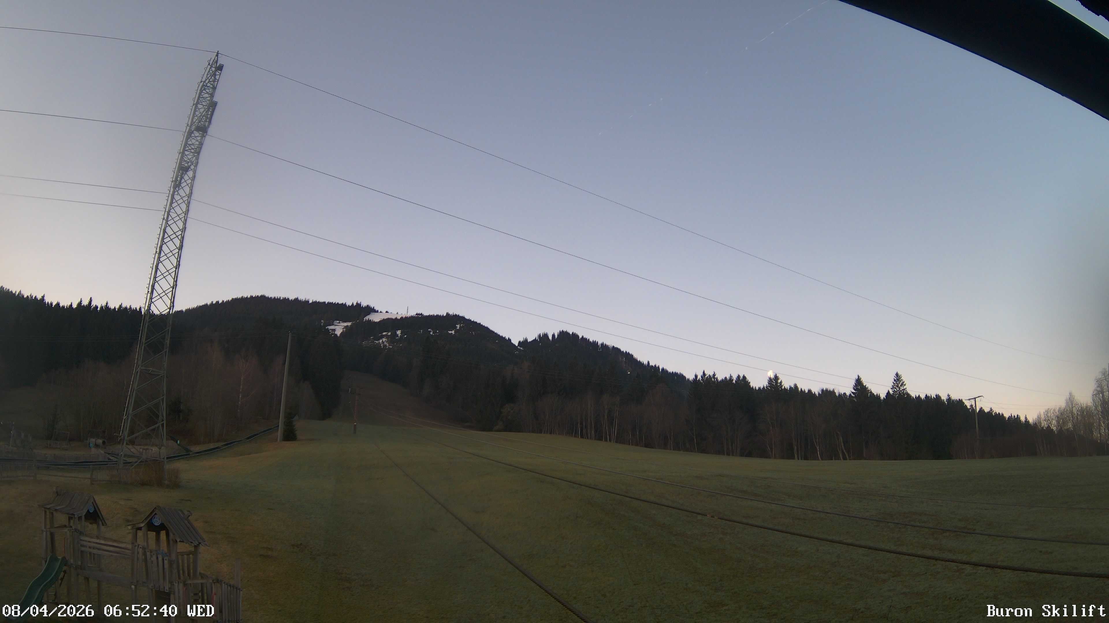 Archiv Foto Webcam Blick von der Talstation des Schlepplifts Buron auf den Lift und die Piste