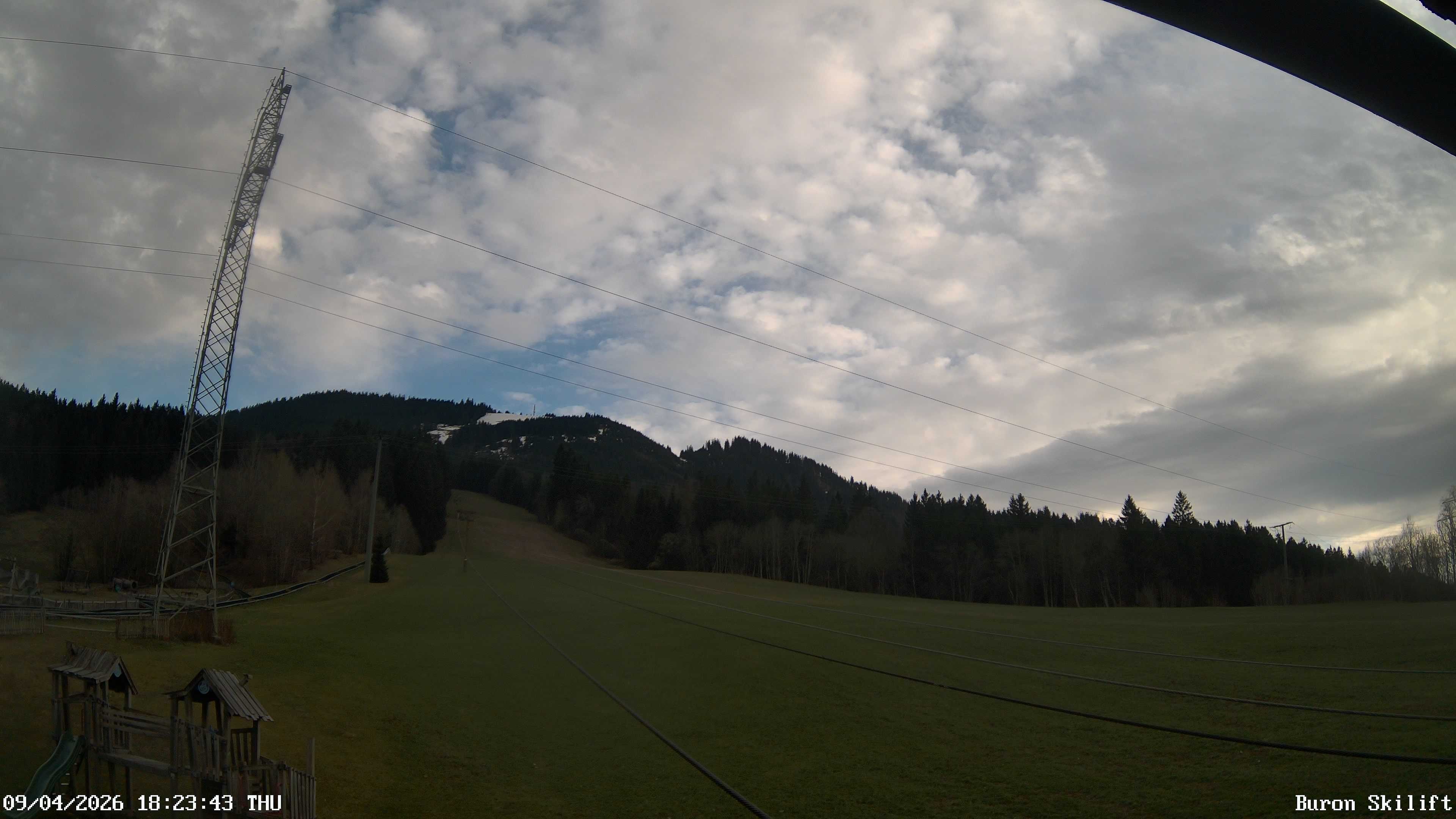 Archiv Foto Webcam Blick von der Talstation des Schlepplifts Buron auf den Lift und die Piste