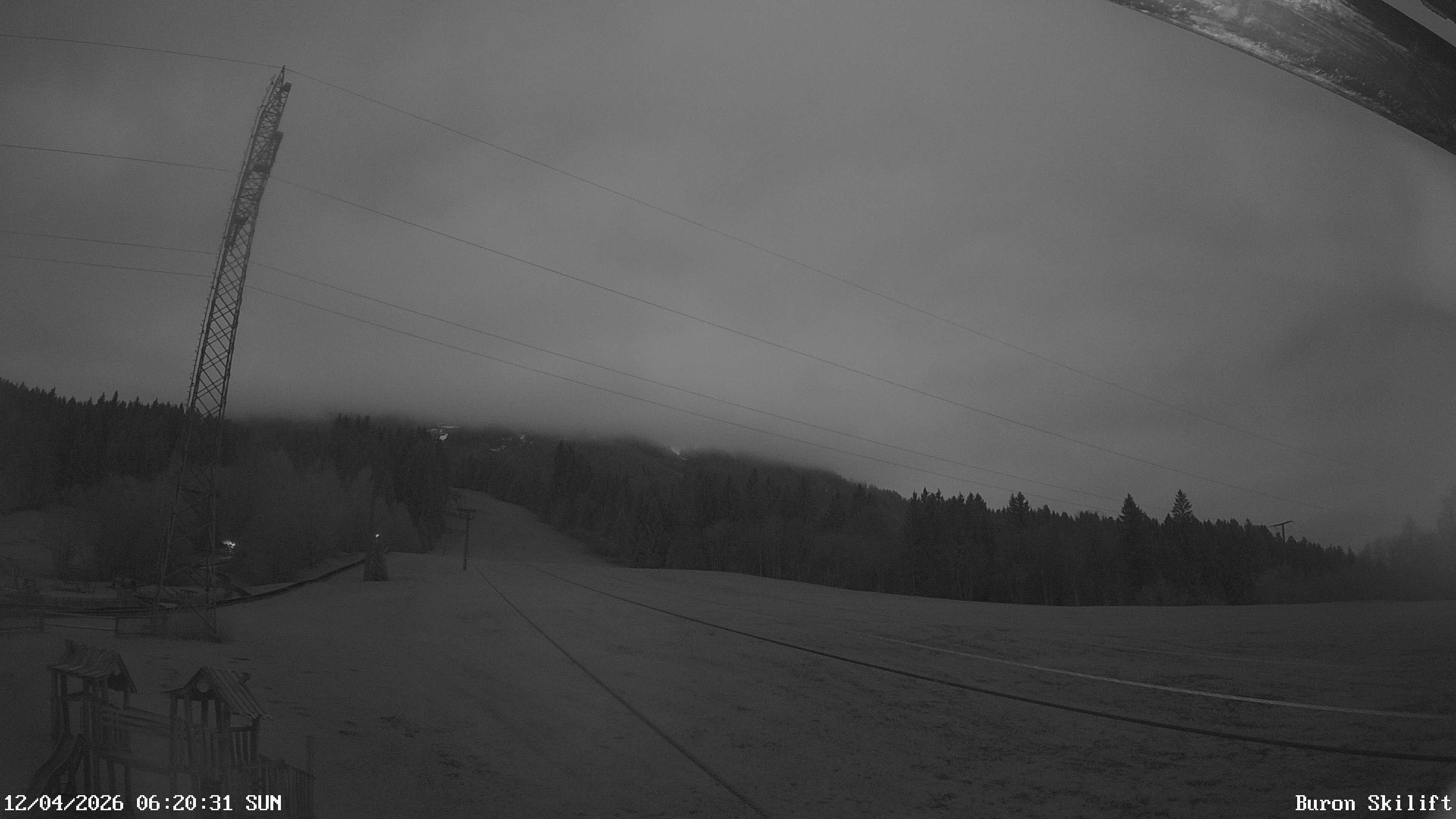 Archiv Foto Webcam Blick von der Talstation des Schlepplifts Buron auf den Lift und die Piste