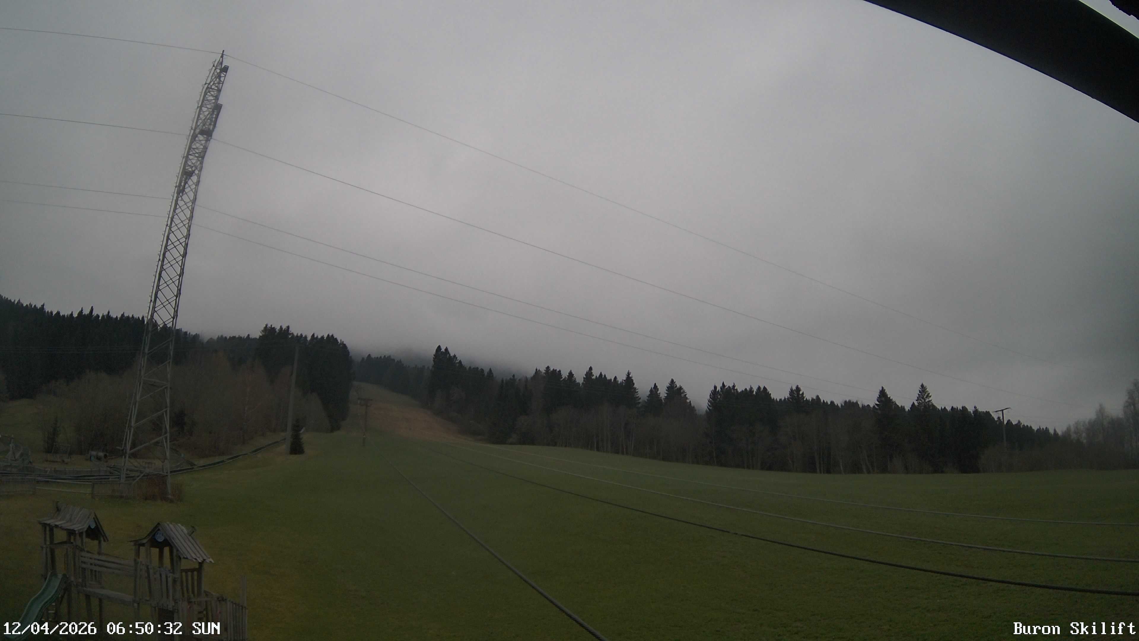Archiv Foto Webcam Blick von der Talstation des Schlepplifts Buron auf den Lift und die Piste