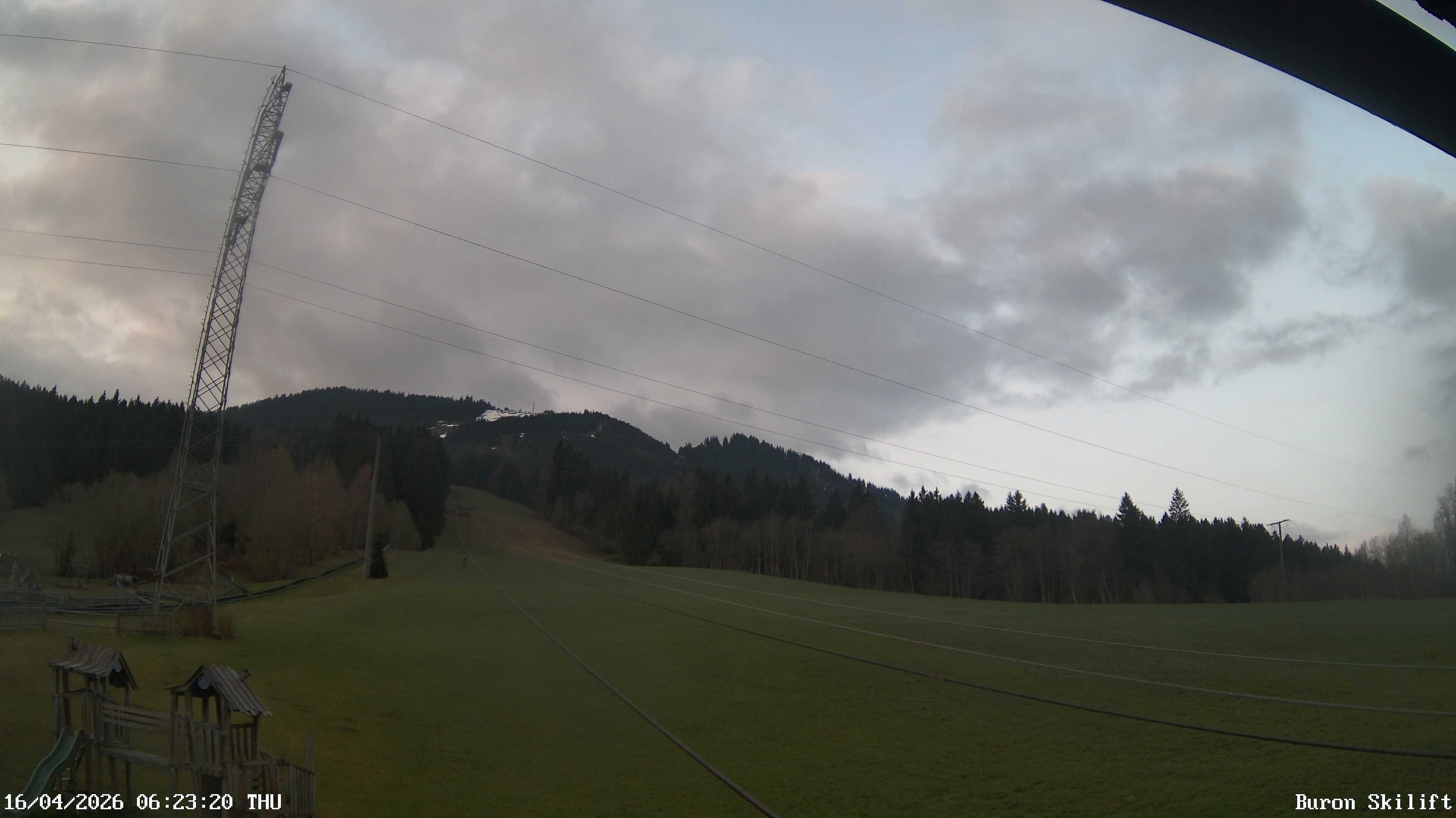 Archiv Foto Webcam Blick von der Talstation des Schlepplifts Buron auf den Lift und die Piste