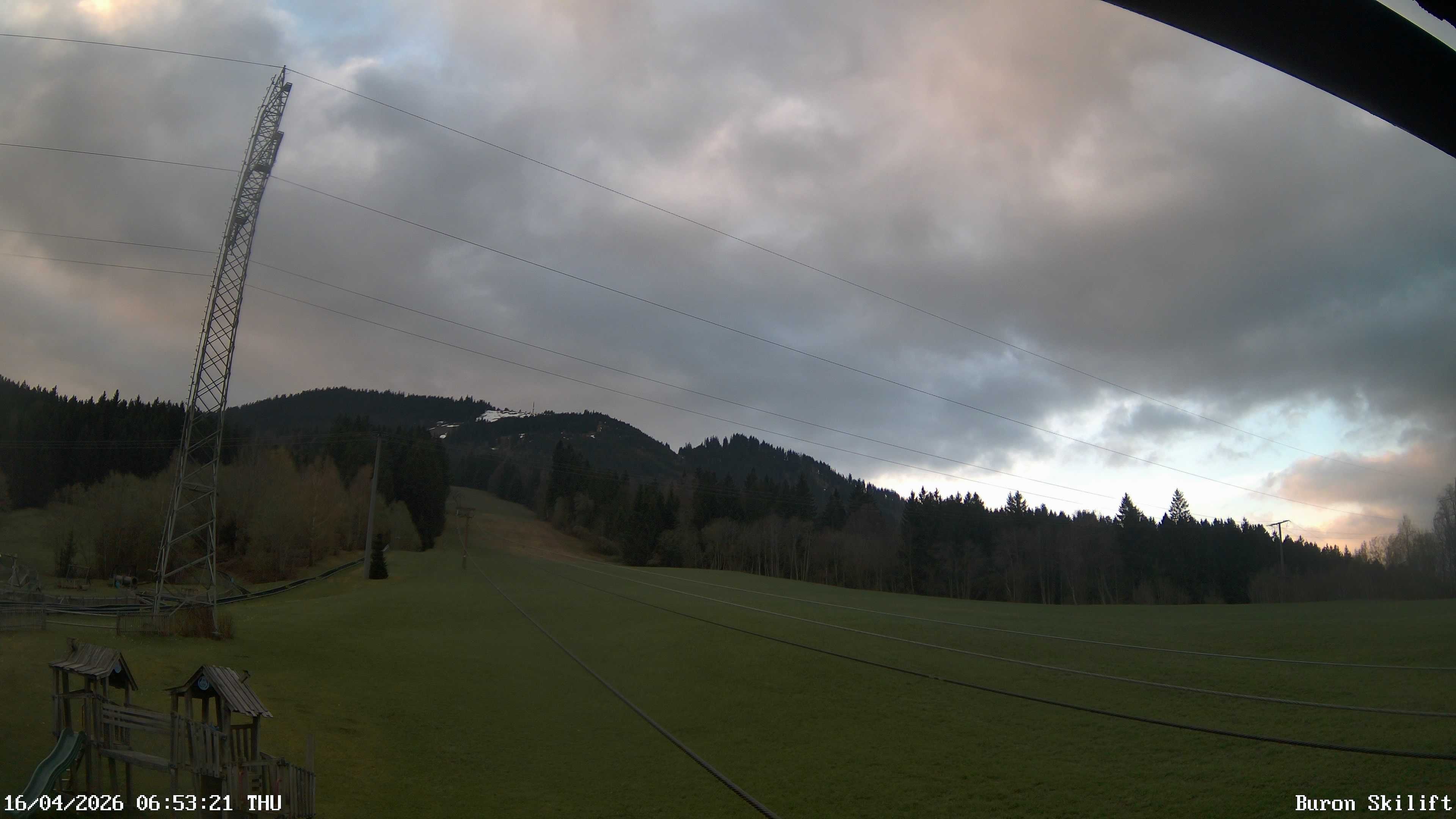 Archiv Foto Webcam Blick von der Talstation des Schlepplifts Buron auf den Lift und die Piste