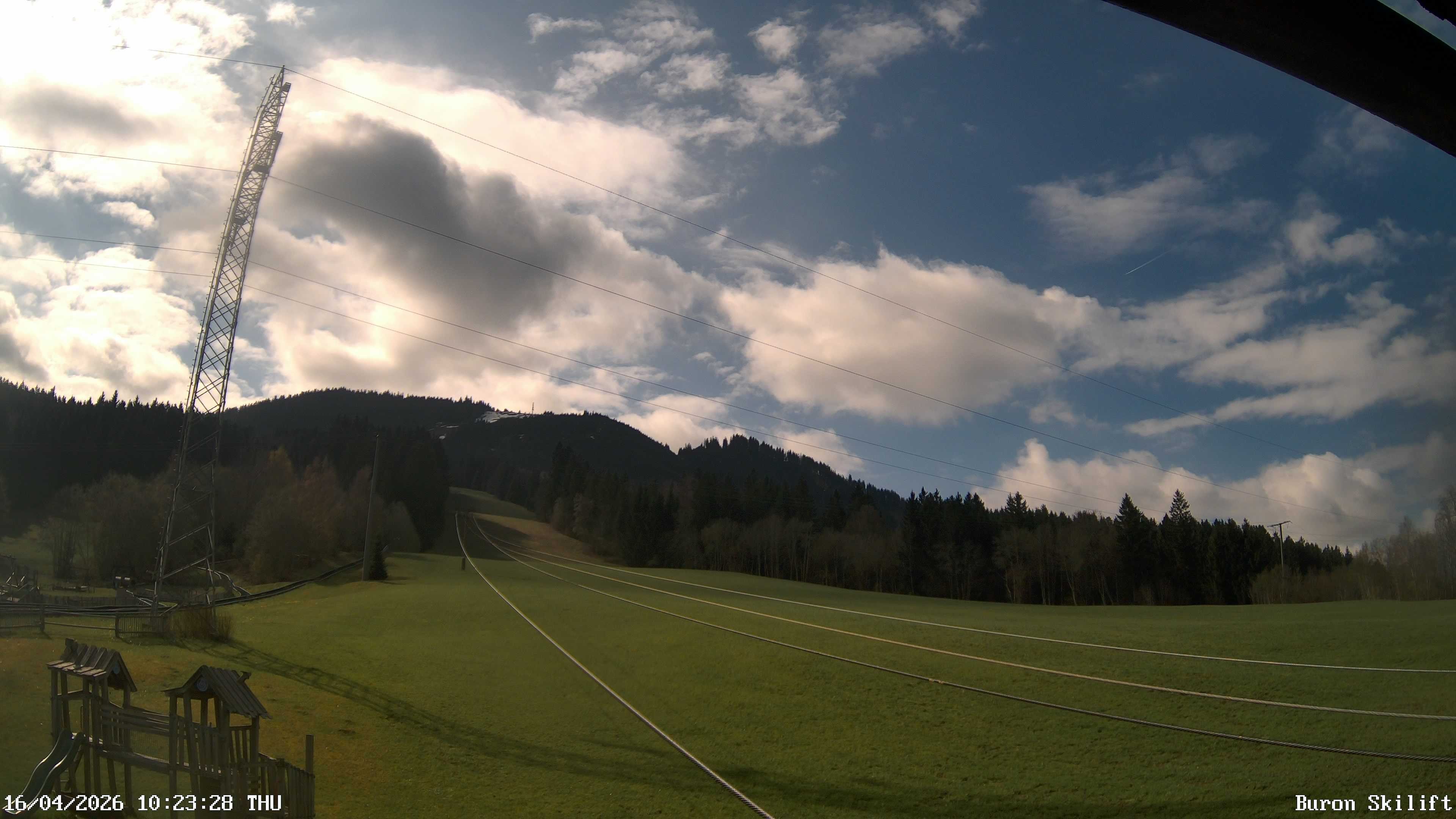 Archiv Foto Webcam Blick von der Talstation des Schlepplifts Buron auf den Lift und die Piste